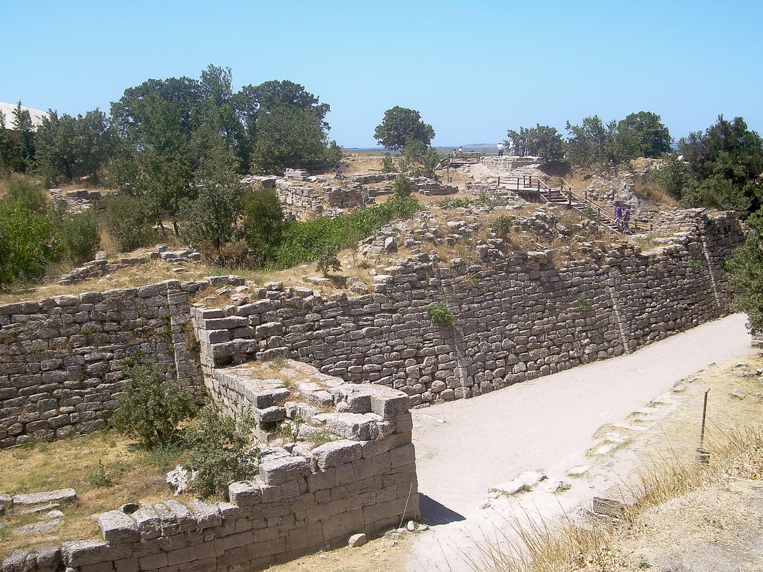 Vista de las murallas de la acrópolis de Troya VII, el nivel arqueológico que la mayoría de los especialistas identifica como el escenario de la Guerra de Troya (hacia 1200 a. C.).