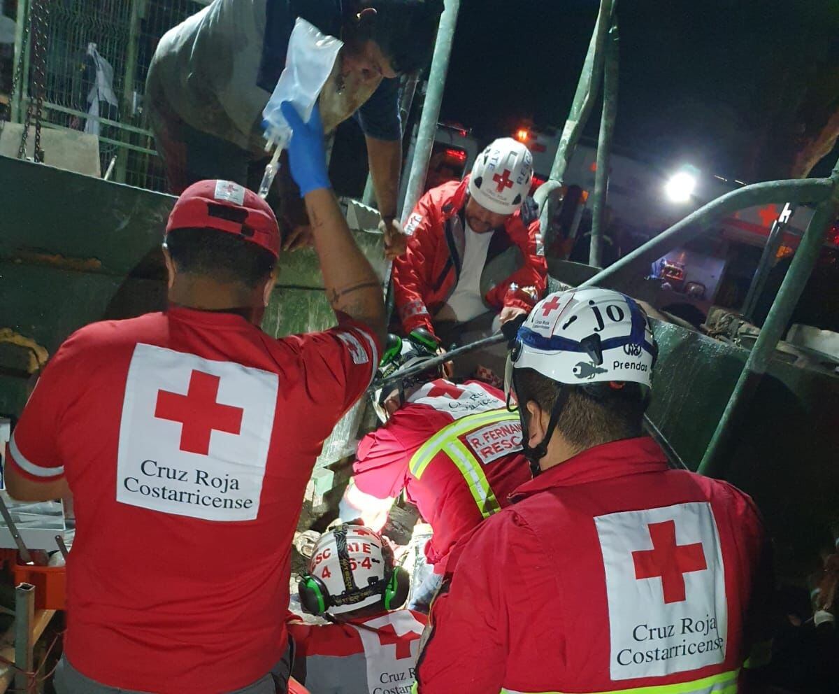 Cruzrojistas al pie de una sección del molino de piedra este miércoles cuando estaban tratando de liberar a trabajador atrapado en Miramar de Montes de Oro. Fotografía: