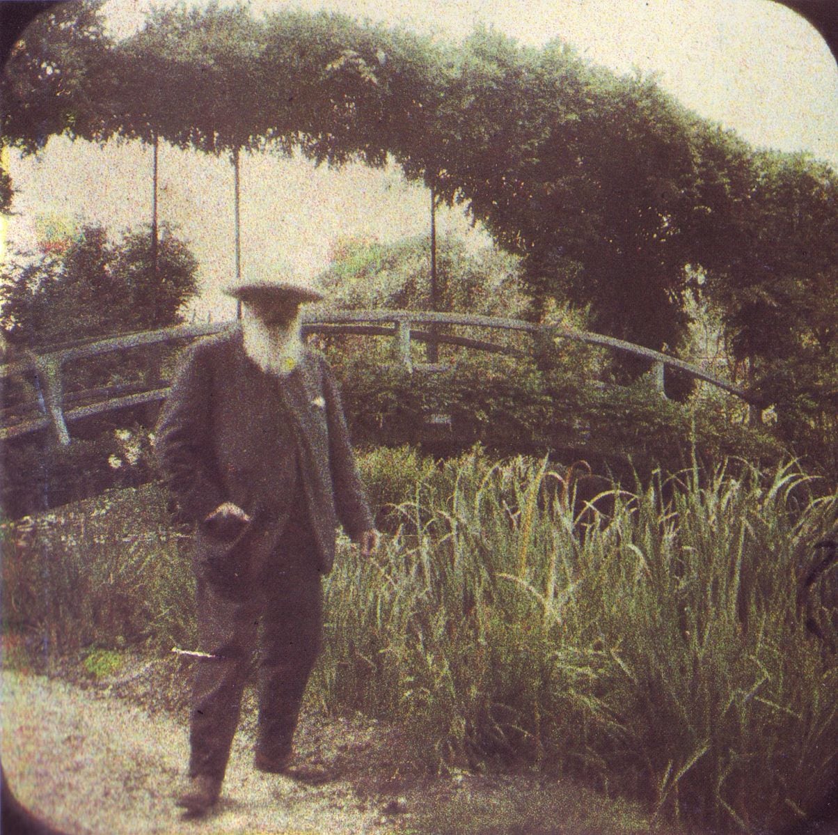 Claude Monet en su jardín de Giverny en 1917, en un autocromo estereográfico.