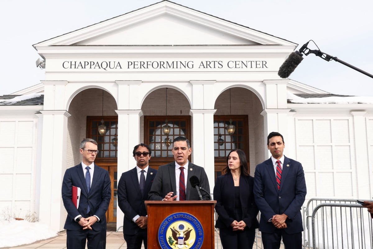 El representante estadounidense Robert Garcia (C), demócrata por California, habla con la prensa fuera del Chappaqua Performing Arts Center mientras miembros del House Oversight Committee toman declaración a la ex secretaria de Estado Hillary Clinton.