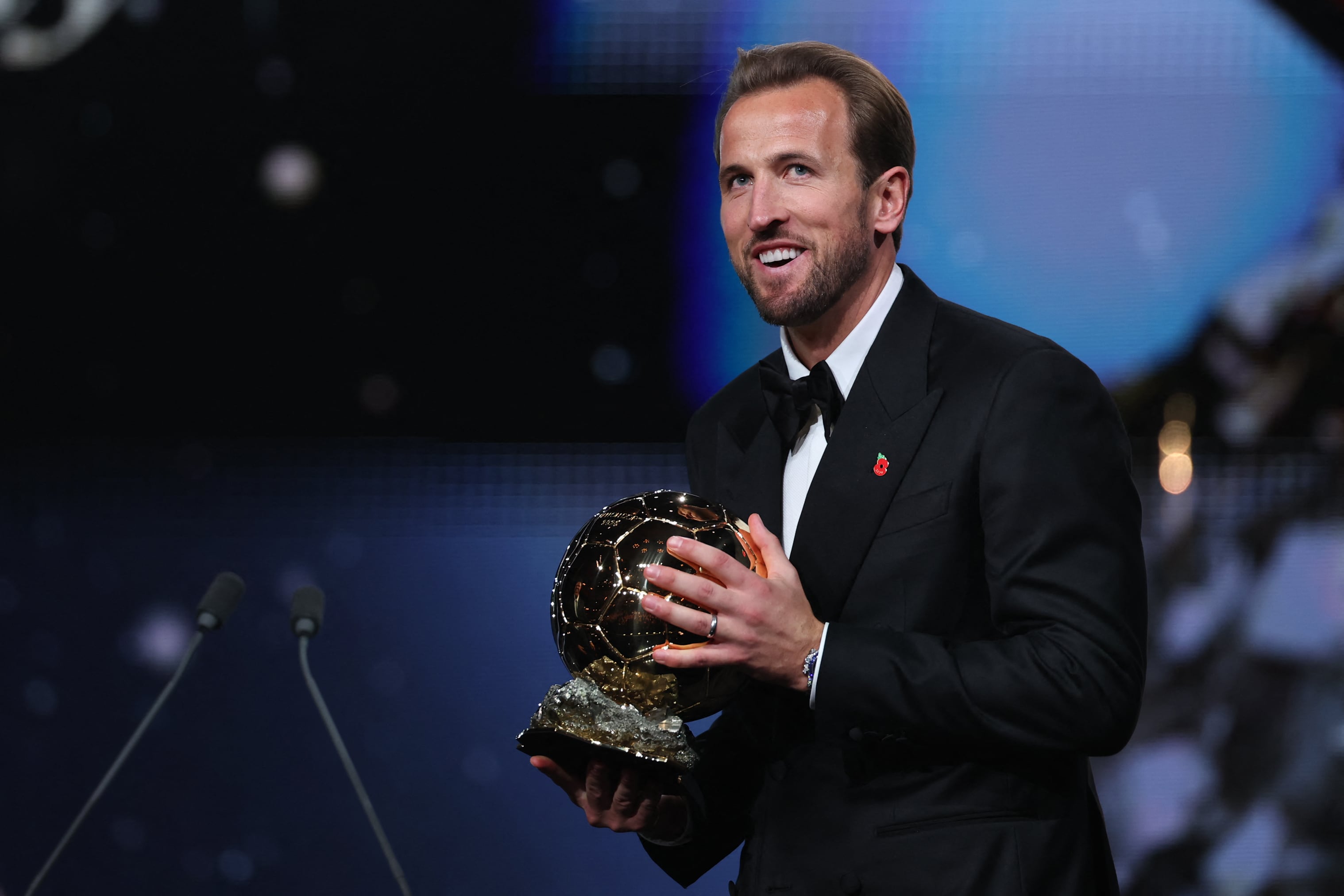 Harry Kane sonríe victorioso tras recibir el Balón de Oro 2026 en el Palladium Theatre de Londres.