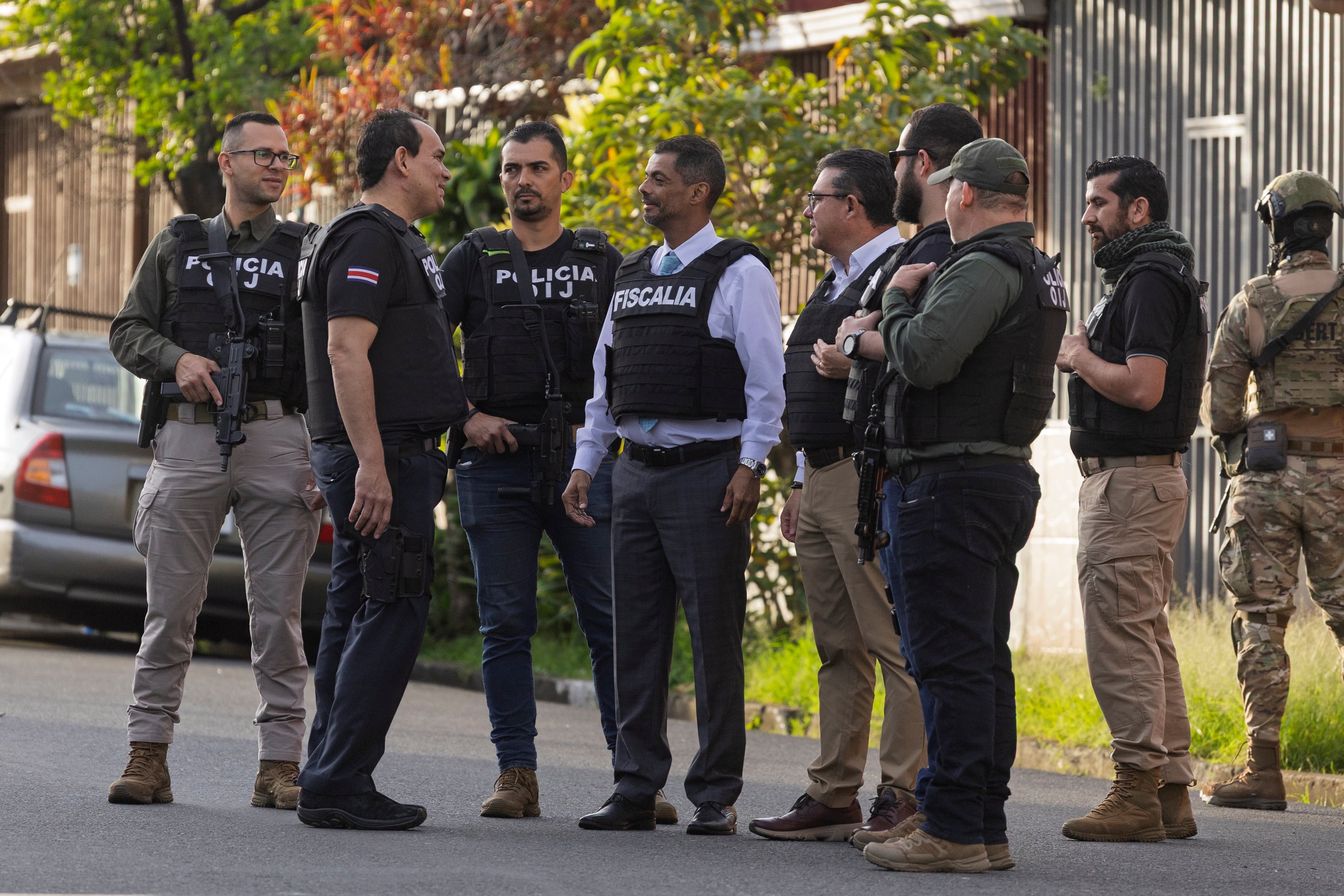 12/09/2025, San José, Tibas, León XIII, Allanamientos para capturar a los sospechosos de cometer el asesinato del militar nicaraguense Roberto Samcam, en el allanamiento estuvo el director del OIJ Randall Zúñifa y el fiscal general de la república Carlo Diaz.