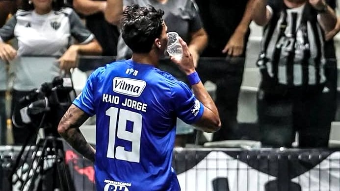 Kaio Jorge festejo en Brasil tomando un sorbo de cerveza