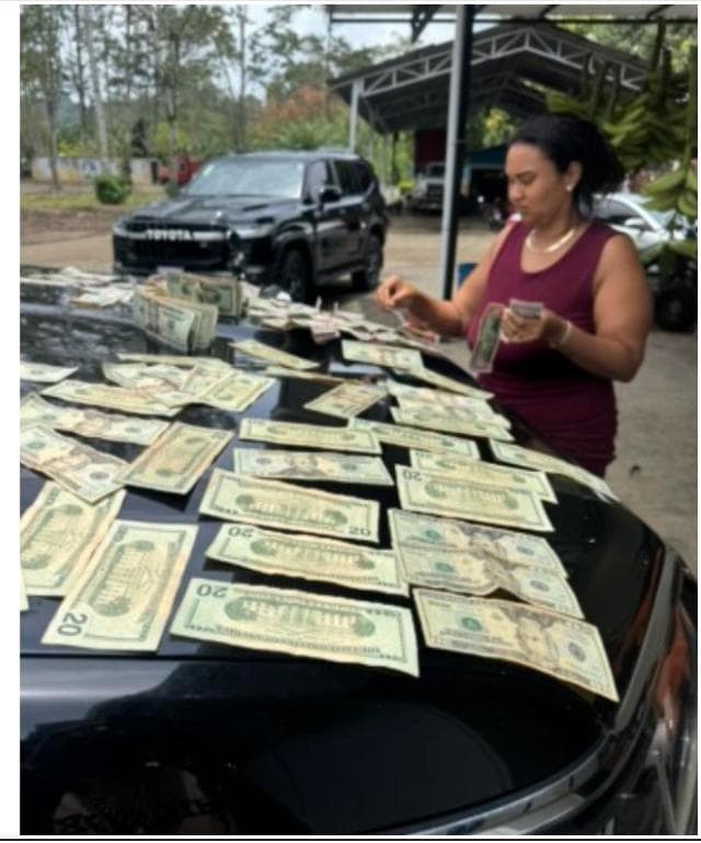 En una foto contenida en el expediente del Caso Riverside, se identifica a Kishna López Tindall alias Kiki, mientras contaba varios billetes de $20 "sobre la tapa de un vehículo de alta gama". La mujer es hija de Pecho de Rata.