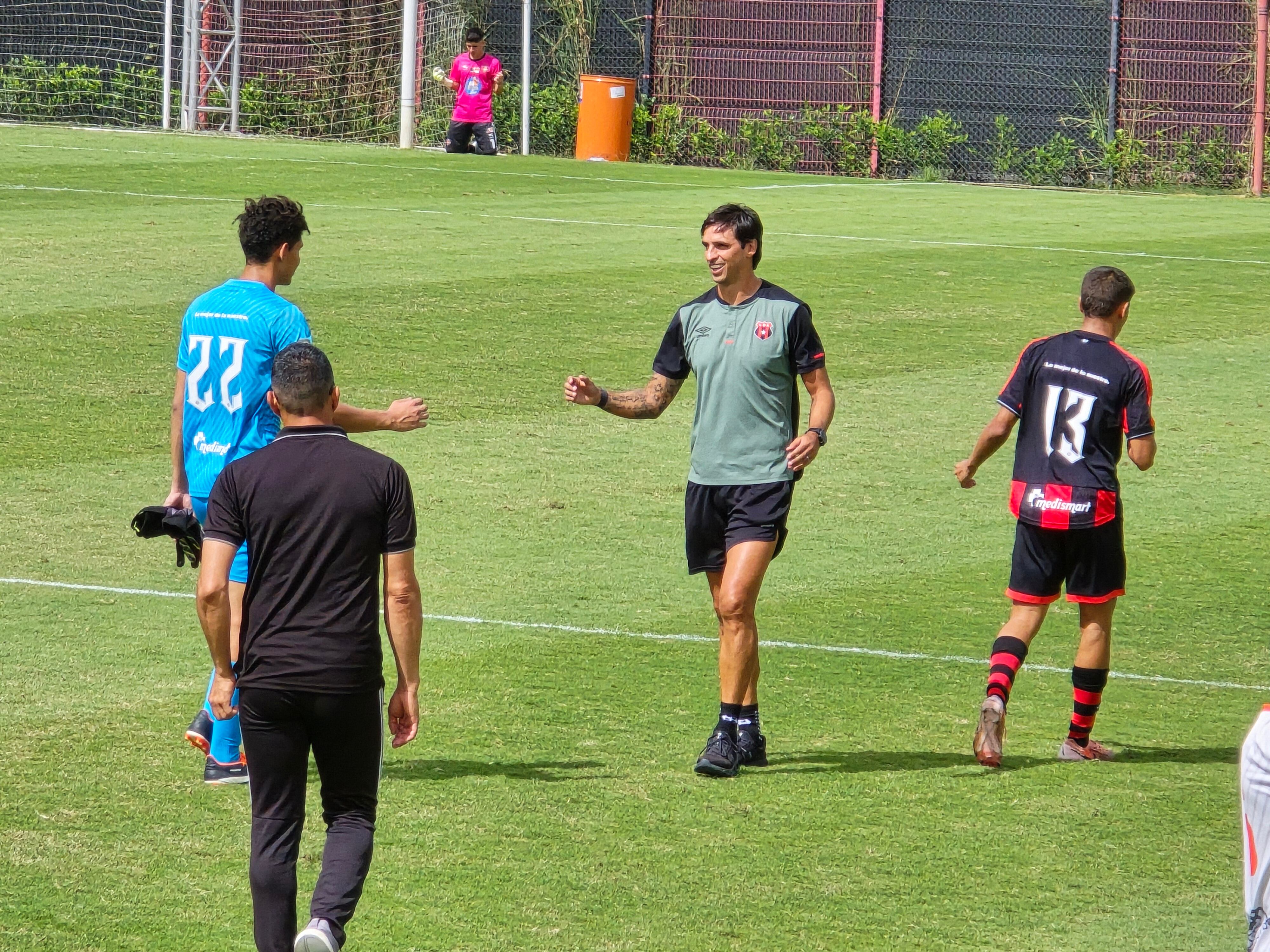 Bryan Ruiz se estrenó como el técnico del equipo U-21 de Liga Deportiva Alajuelense.