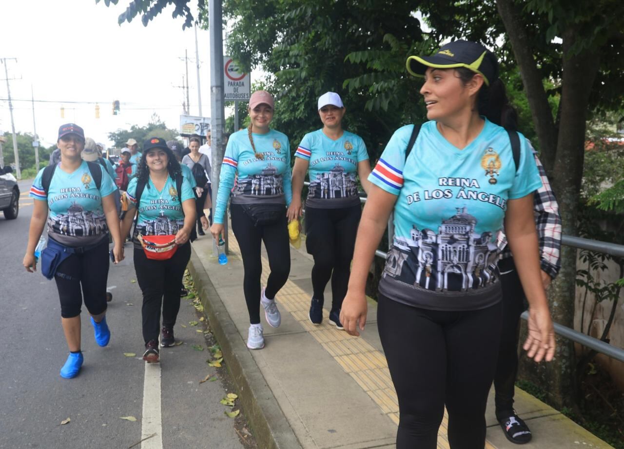 Con camisetas color verde agua e imágenes alusivas a "La Negrita" 14 amistades, con muy distintas intenciones, salieron a las 4 am desde La Virgen de Sarapiquí. Foto: Rafael Pacheco