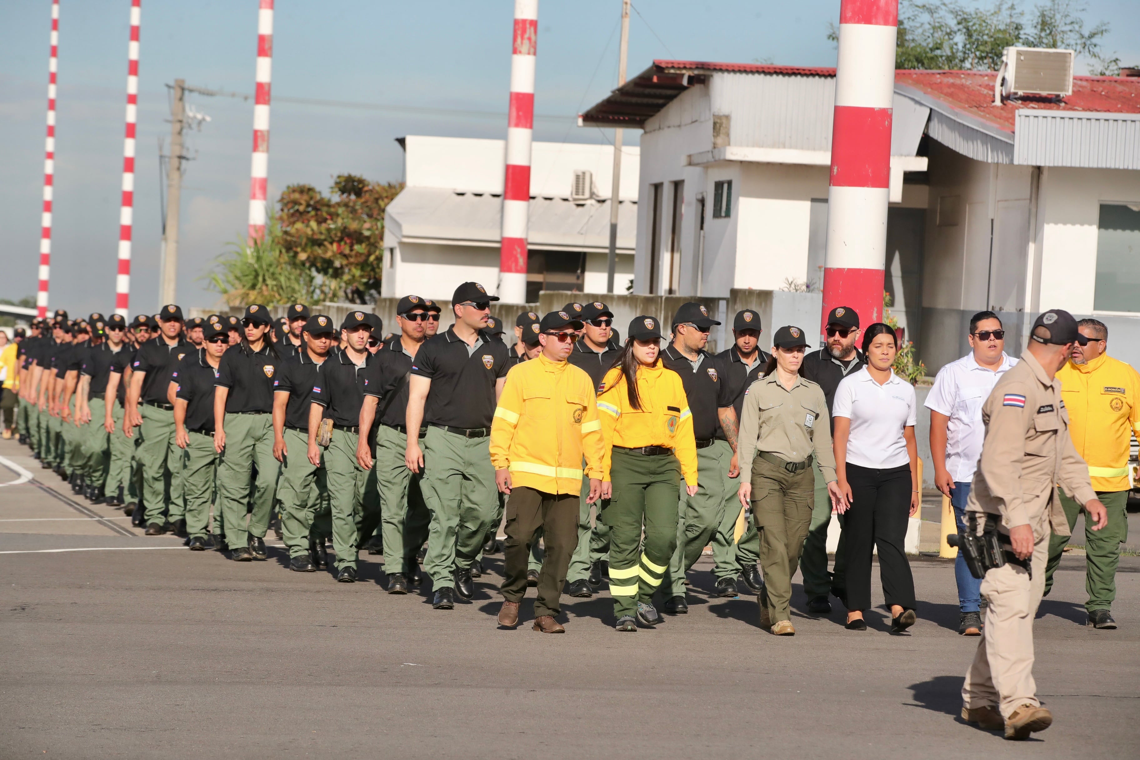 Bomberos forestales parten para Canadá