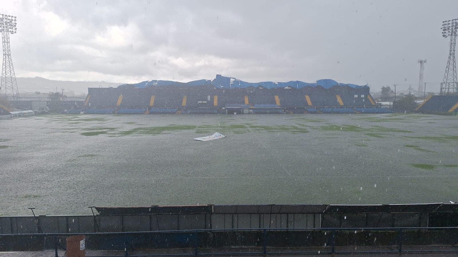 Daños en el estadio Fello Meza por lluvias.