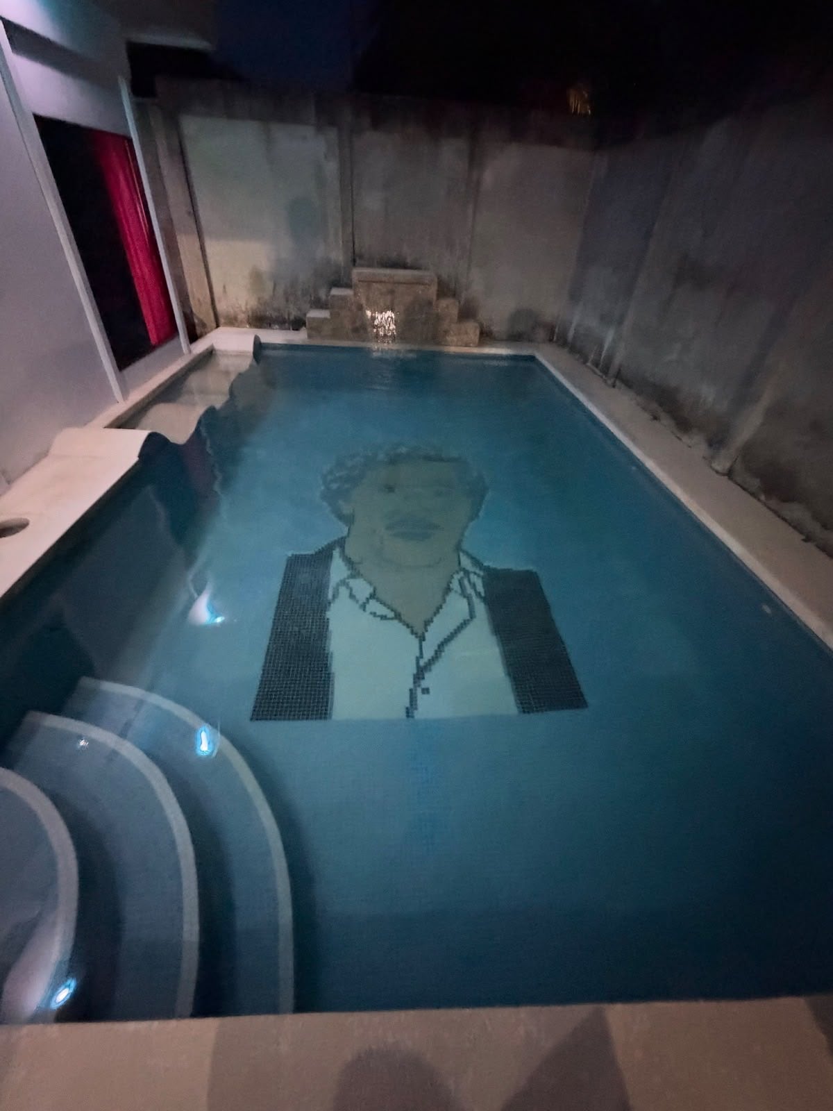 Alias Chon tiene en su casa ubicada en Liverpool una piscina con azulejos que forman la figura del capo colombiano Pablo Escobar.