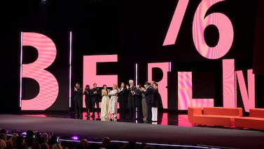 Vuelve el drama al festival de Berlín: Célebre escritora Arundhati Roy y dos películas se retiran tras comentarios del jurado sobre Gaza