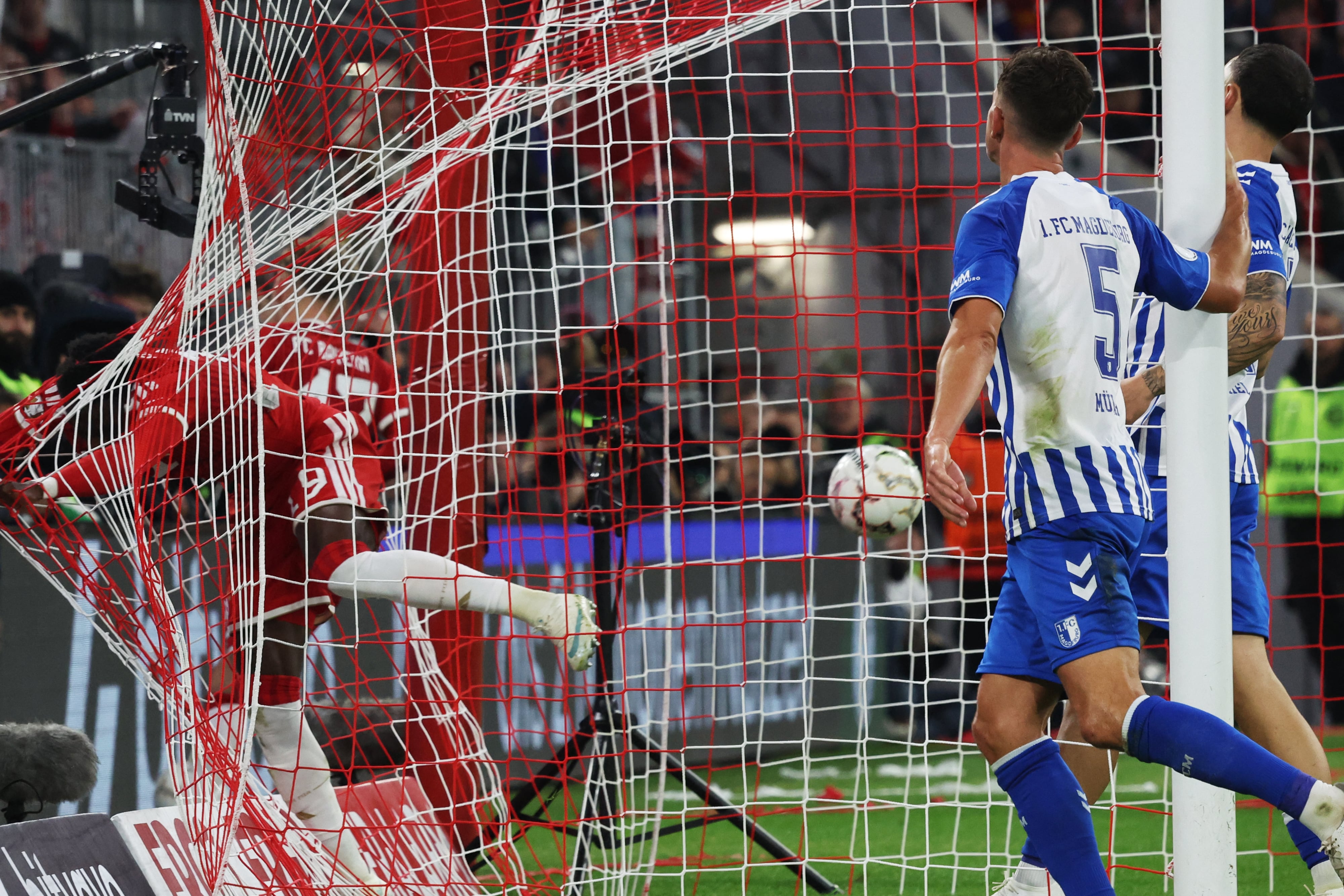 El jugador canadiense del Bayern Múnich Alphonso Davies entró con todo y bola en este gol ante el Magdeburgo por la Copa de Alemania, este miércoles.