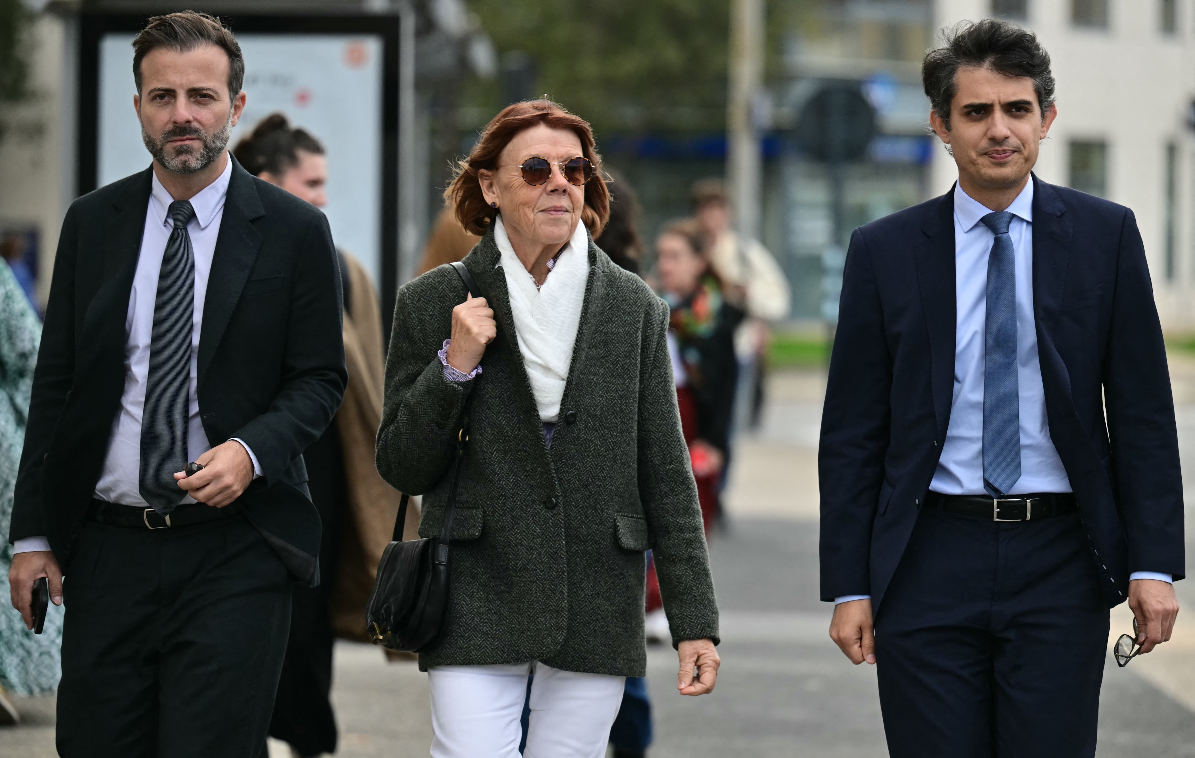 Gisele Pelicot (centro) camina con sus abogados Stephane Babonneau (derecha) y Antoine Camus (izquierda) cuando regresa al juzgado de Avignon después de una pausa para el almuerzo, durante el juicio de su expareja Dominique Pelicot acusado de drogarla durante casi diez años e invitar a extraños a violarla en su casa en Mazan, una pequeña ciudad en el sur de Francia.