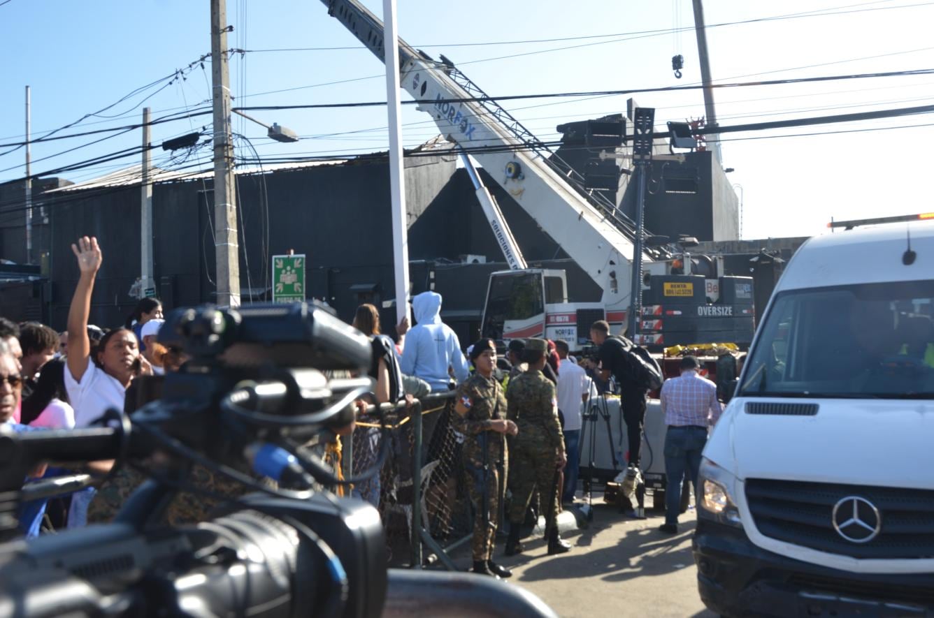 Perímetro de zona donde autoridades de rescate continúan búsqueda de heridos en desplome de lugar de entretenimiento.
