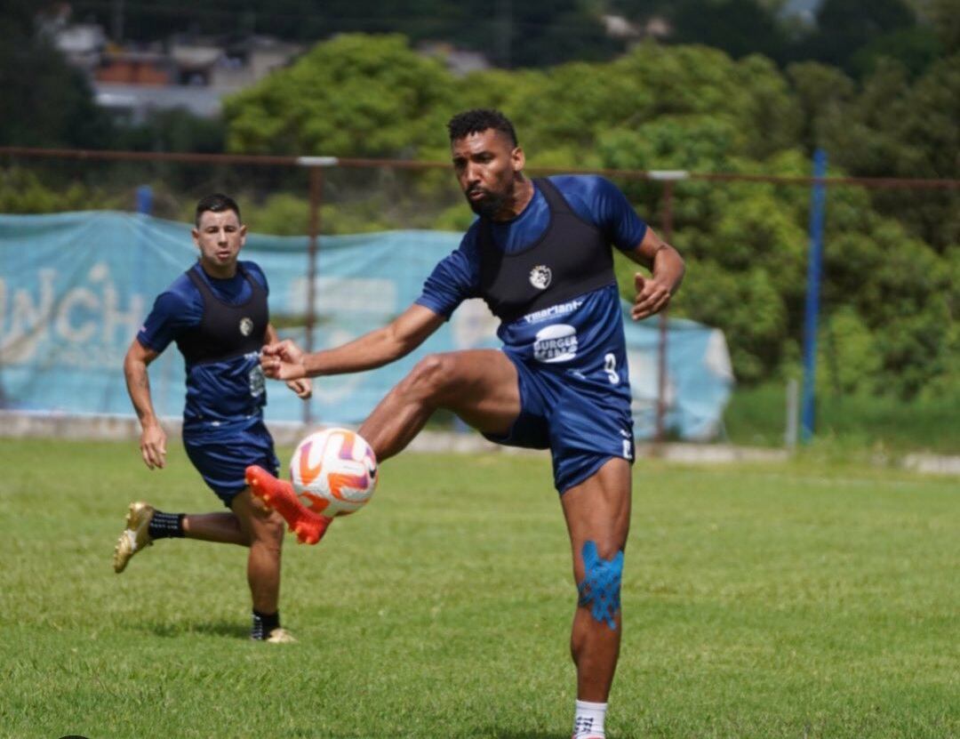 Marcel Hernández, delantero del Cartaginés, completó el entrenamiento de los brumosos en Guatemala, de cara al juego ante el Cobán Imperial.