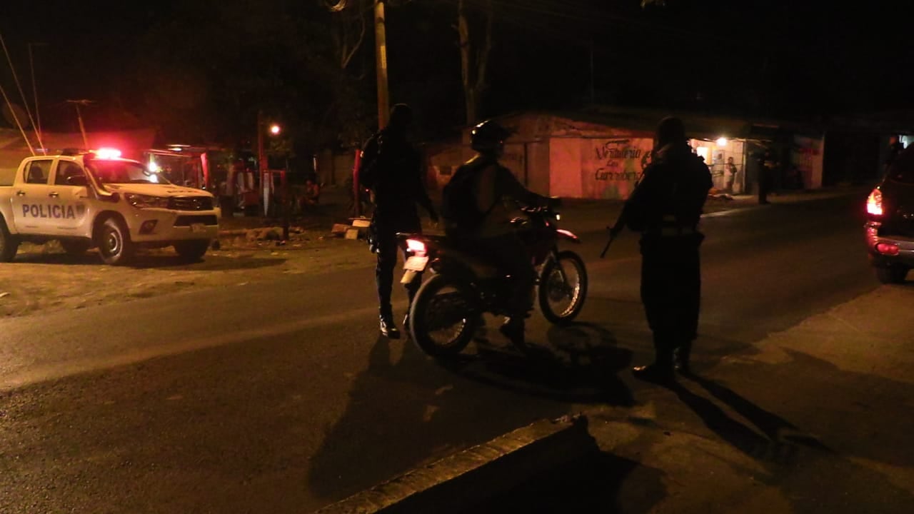 Los operativos se desarrollan con más fuerza cuando cae la noche y buscan frenar los robos, asaltos y asesinatos. Foto: Andrés Garita.