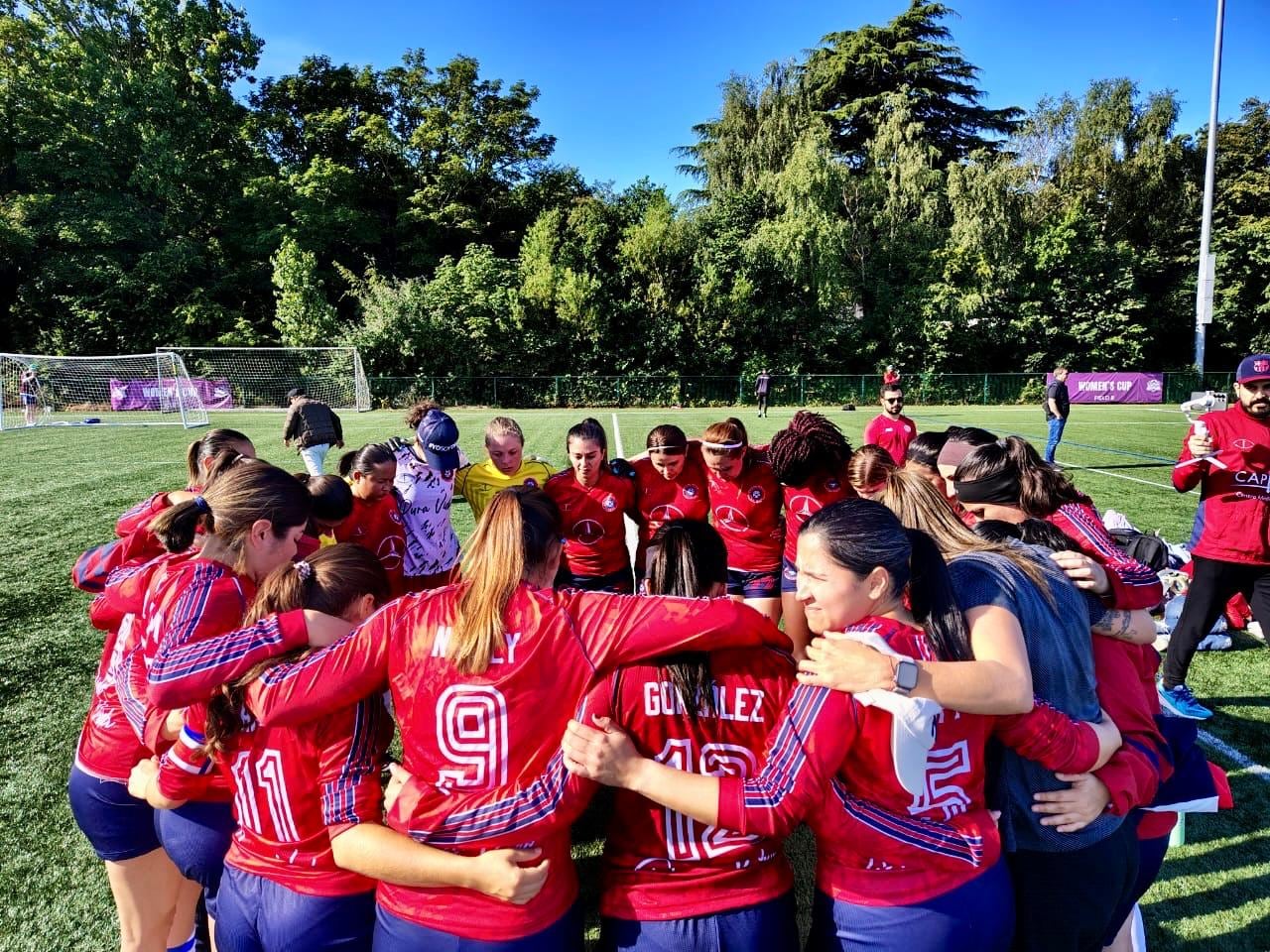 Muchas doctoras practican fútbol e integran la Selección Femenina de Fútbol Médico de Costa Rica.