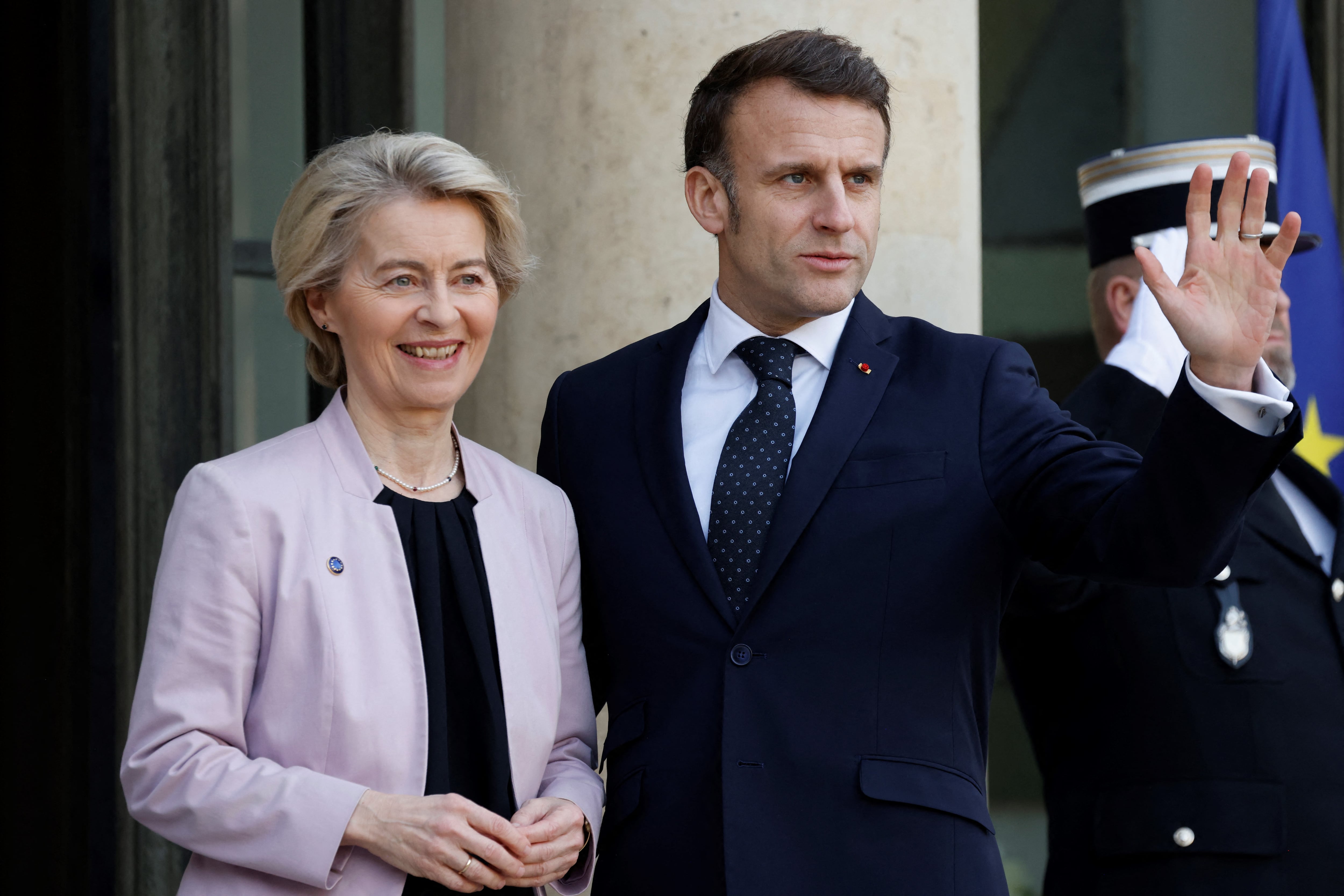 El presidente francés, Emmanuel Macron, recibe a la presidenta de la Comisión Europea, Ursula von der Leyen, antes de una cumbre informal de líderes europeos para discutir la situación en Ucrania y la seguridad europea en el Palacio Presidencial del Elíseo en París.