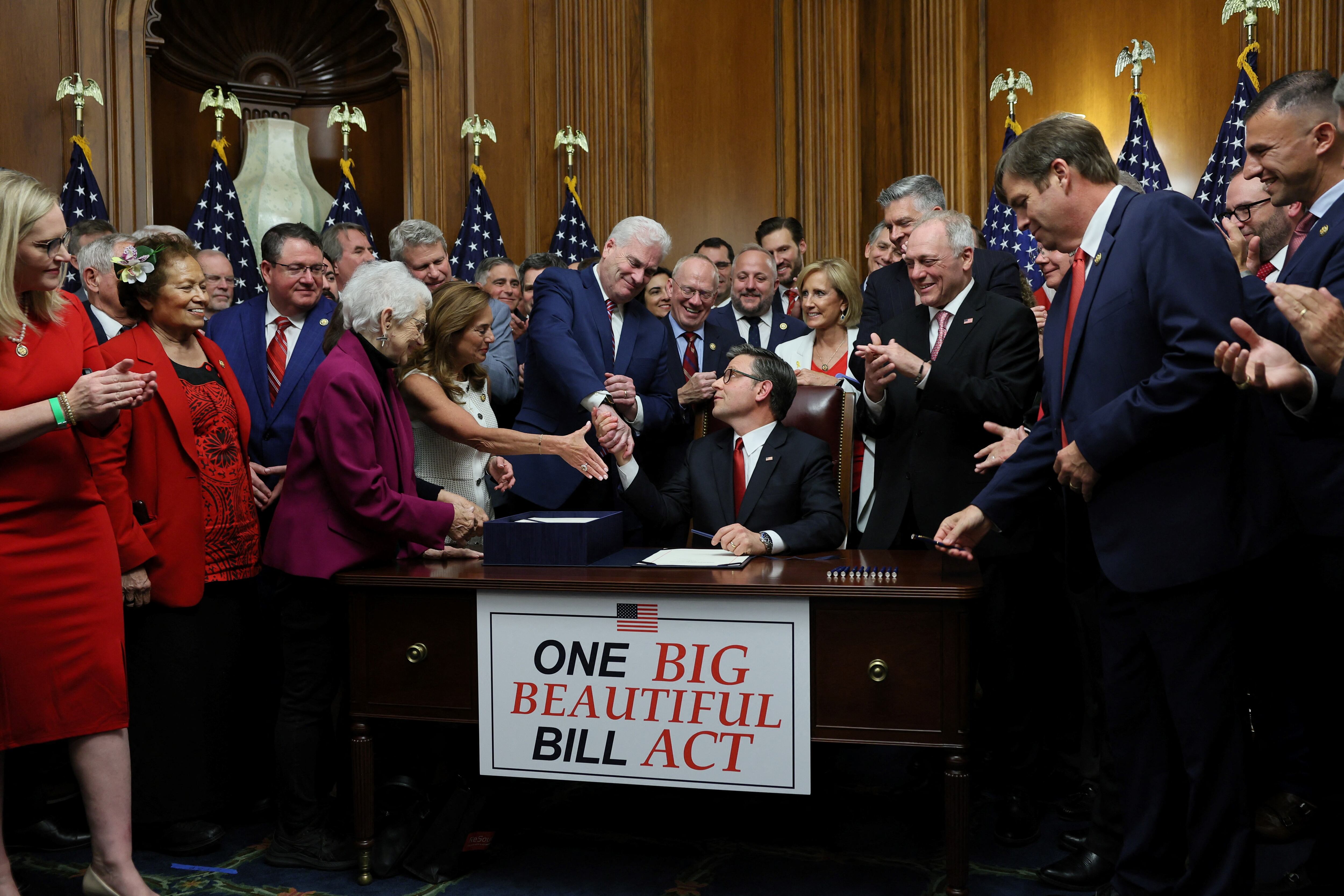 El presidente de la Cámara de Representantes de Estados Unidos, Mike Johnson, republicano por Luisiana, estrecha la mano del representante republicano por Minnesota, Tom Emmer, jefe de bancada de la mayoría, antes de firmar la “Ley de la Gran y Hermosa Ley” ("Big Beautiful Bill Act") luego de que la Cámara aprobara la legislación en el Capitolio de EE. UU., en Washington D. C., el 3 de julio de 2025.