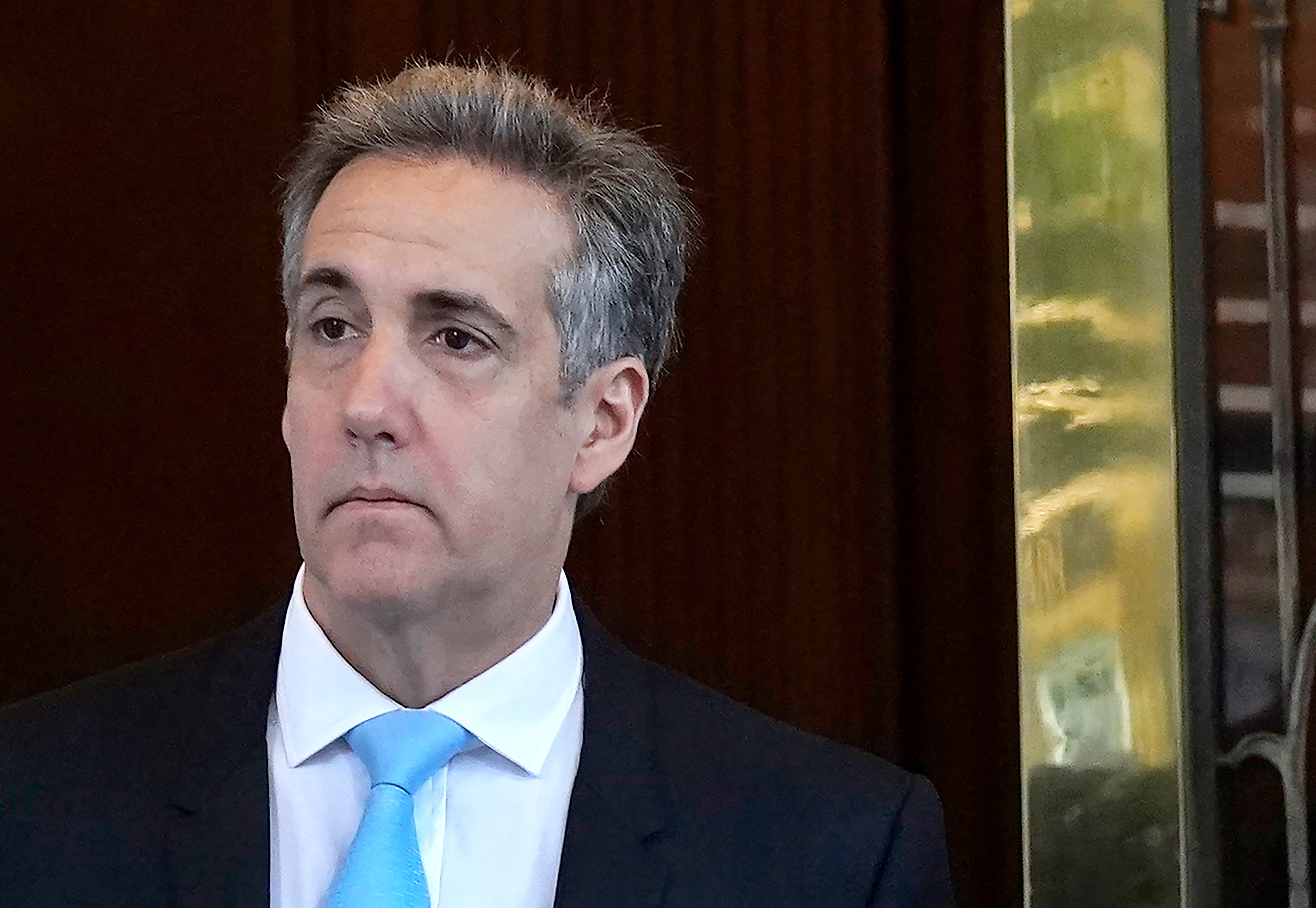 El exabogado de Trump, Michael Cohen, sale de su casa hacia el Tribunal Penal de Manhattan para el juicio del expresidente estadounidense Donald Trump por supuestamente encubrir pagos de dinero vinculados a relaciones extramatrimoniales en la ciudad de Nueva York.