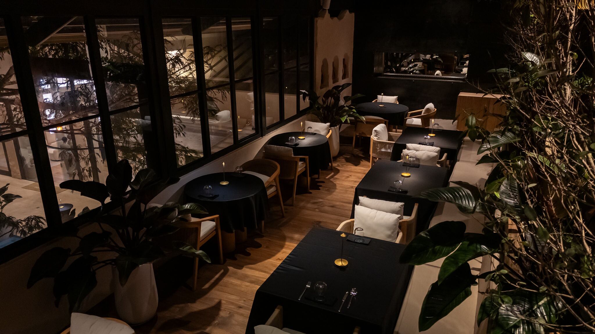 El restaurante en The Retreat tiene salón, pero también hay un menú en la parte inferior, al lado de las piscinas.