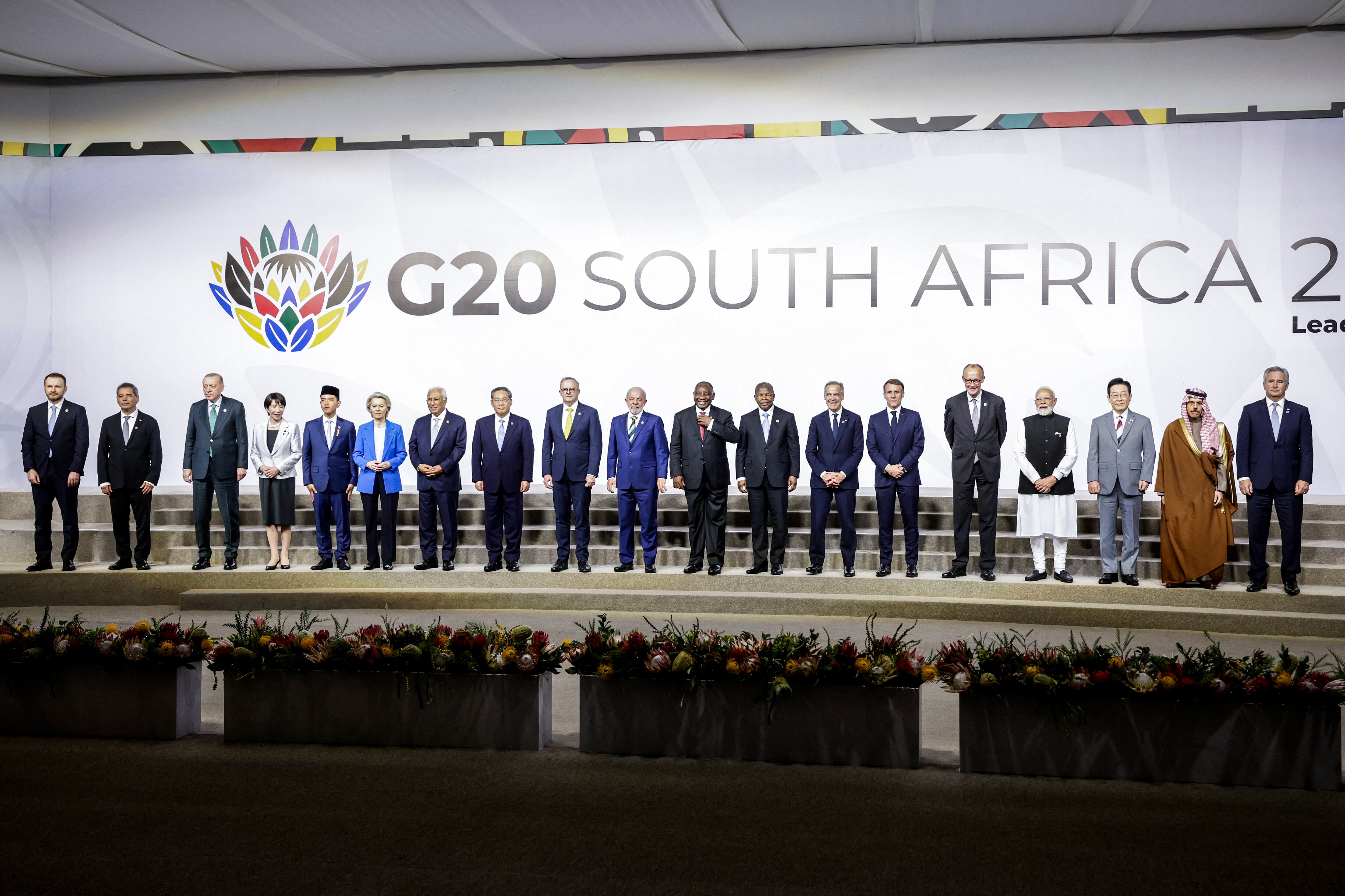 (De izq. a der.): el subjefe de gabinete de la Oficina Ejecutiva Presidencial de Rusia, Maxim Oreshkin; el presidente de Turquía, Recep Tayyip Erdogan; la primera ministra de Japón, Sanae Takaichi; el vicepresidente de Indonesia, Gibran Rakabuming Raka; la presidenta de la Comisión Europea, Ursula Von der Leyen; el presidente del Consejo Europeo, Antonio Costa; el primer ministro de China, Li Qiang; el primer ministro de Australia, Anthony Albanese; el presidente de Brasil, Luiz Inácio Lula da Silva; el presidente de Sudáfrica, Cyril Ramaphosa; el presidente de Angola y presidente de la Unión Africana, Joao Lourenco; el primer ministro de Canadá, Mark Carney; el presidente de Francia, Emmanuel Macron; el canciller alemán, Friedrich Merz; el primer ministro de la India, Narendra Modi; el presidente de Corea del Sur, Lee Jae Myung; el primer ministro británico, Keir Starmer; el ministro de Asuntos Exteriores de Arabia Saudí, el príncipe Faisal bin Farhan Al Saud; y el ministro de Asuntos Exteriores argentino, Pablo Quirno, en una foto familiar durante la Cumbre de Líderes del G20 en El Centro de Exposiciones Nasrec de Johannesburgo, este 22 de noviembre. Fotografía: