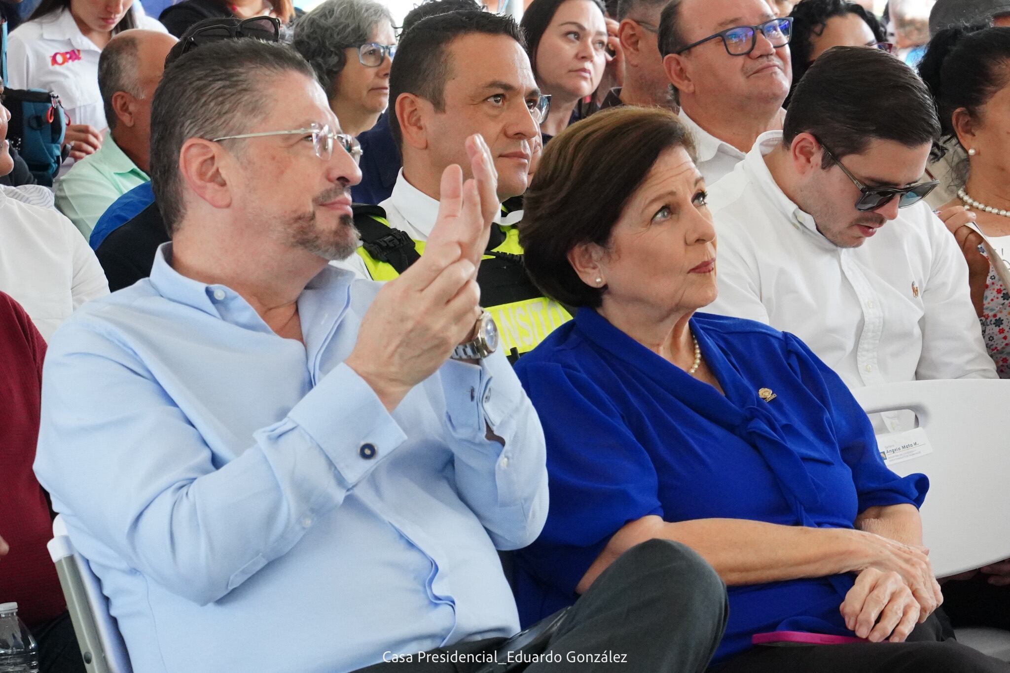 Rodrigo Chaves, presidente de la República, con la jefa del oficialismo, Pilar Cisneros, durante un acto oficial del gobierno en Acosta.