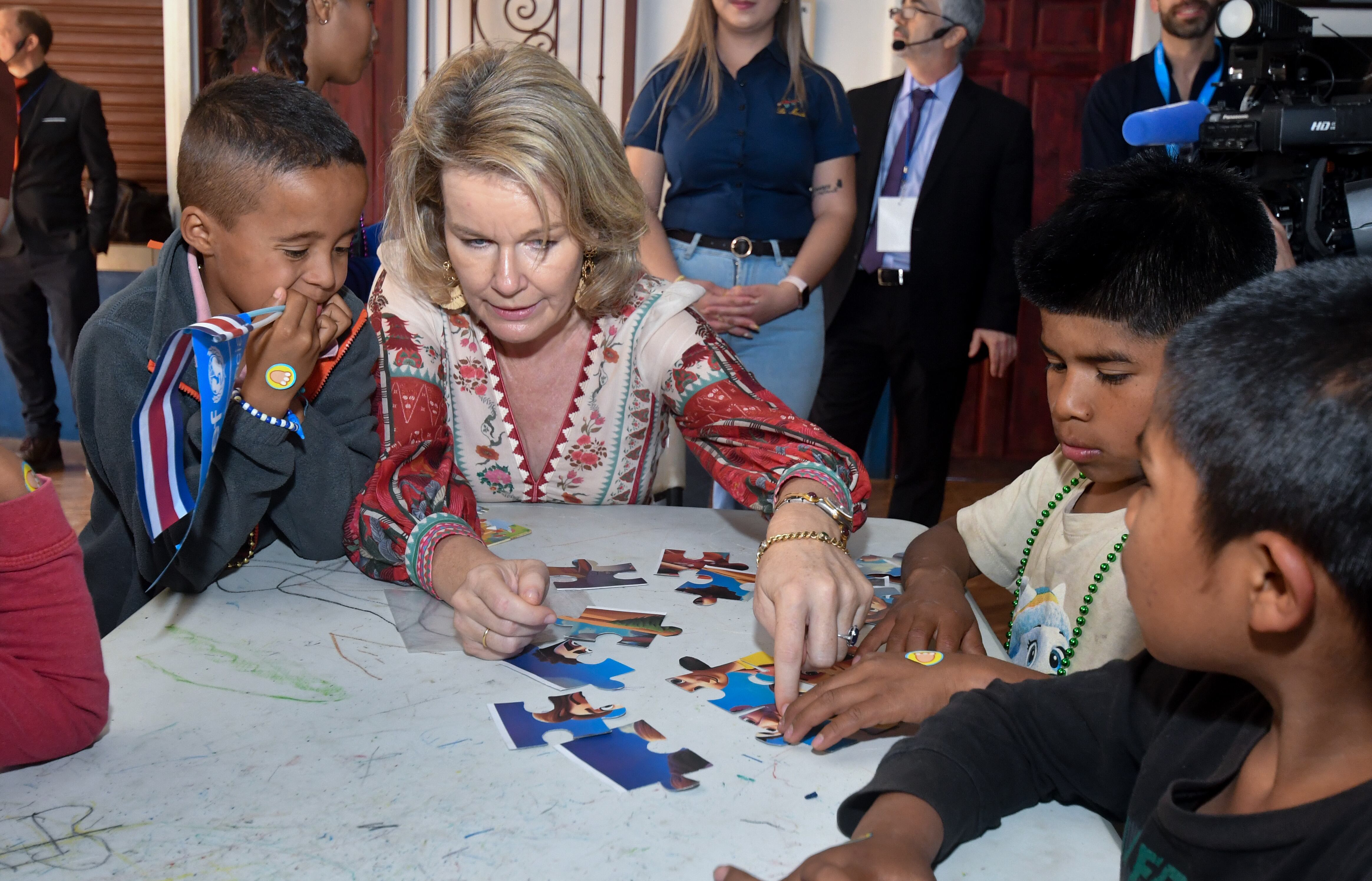 Una de las actividades que realizó la Reina Matilde fue hacer rompecabezas con los niños.