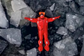 Turista desaparece tras ser arrastrada por la corriente mientras practicaba ‘flotación en hielo’ en el Ártico ruso