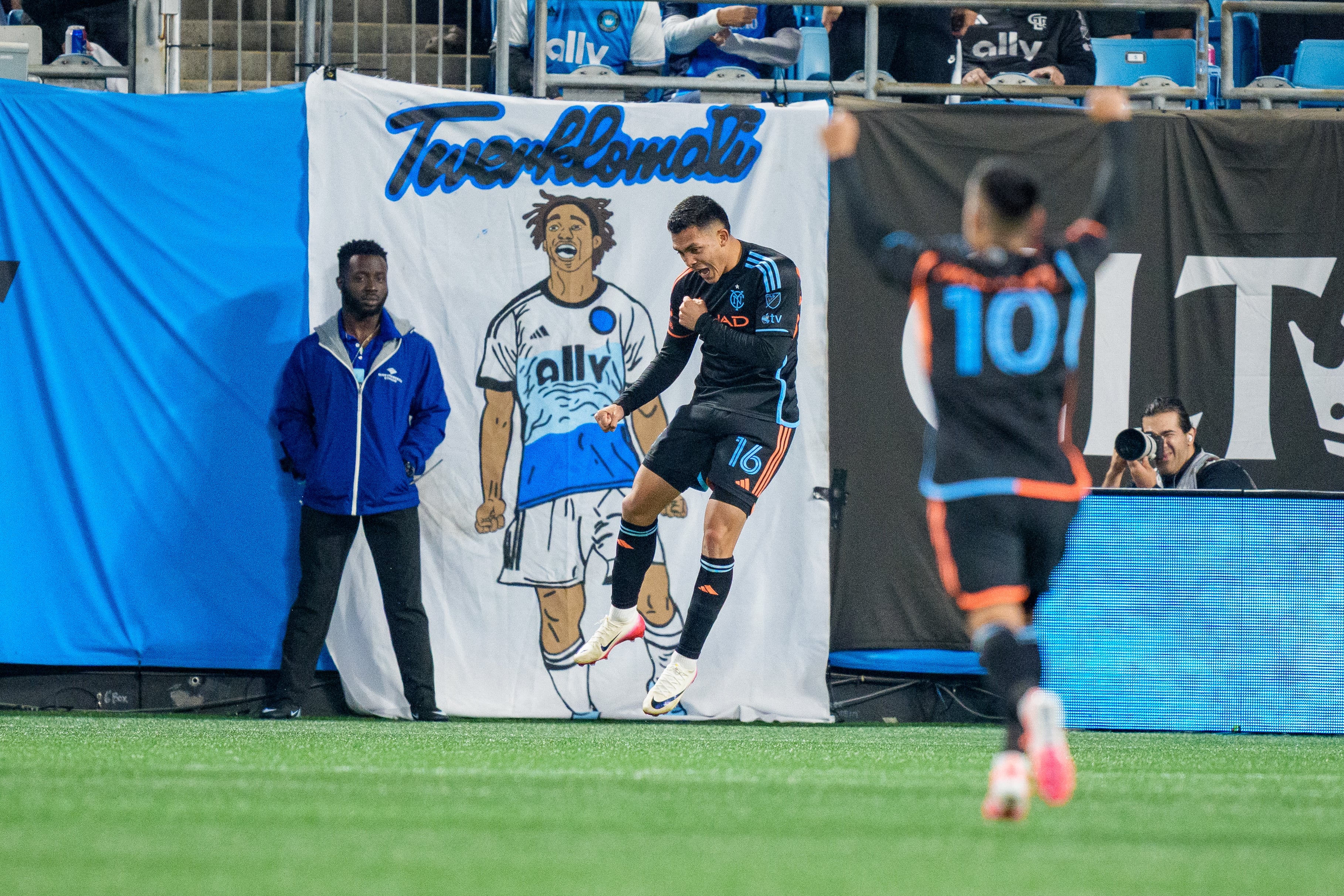 Alonso Martínez, delantero costarricense del New York City, celebra con todo su gol ante el Charlotte FC, por los playoffs de la MLS.