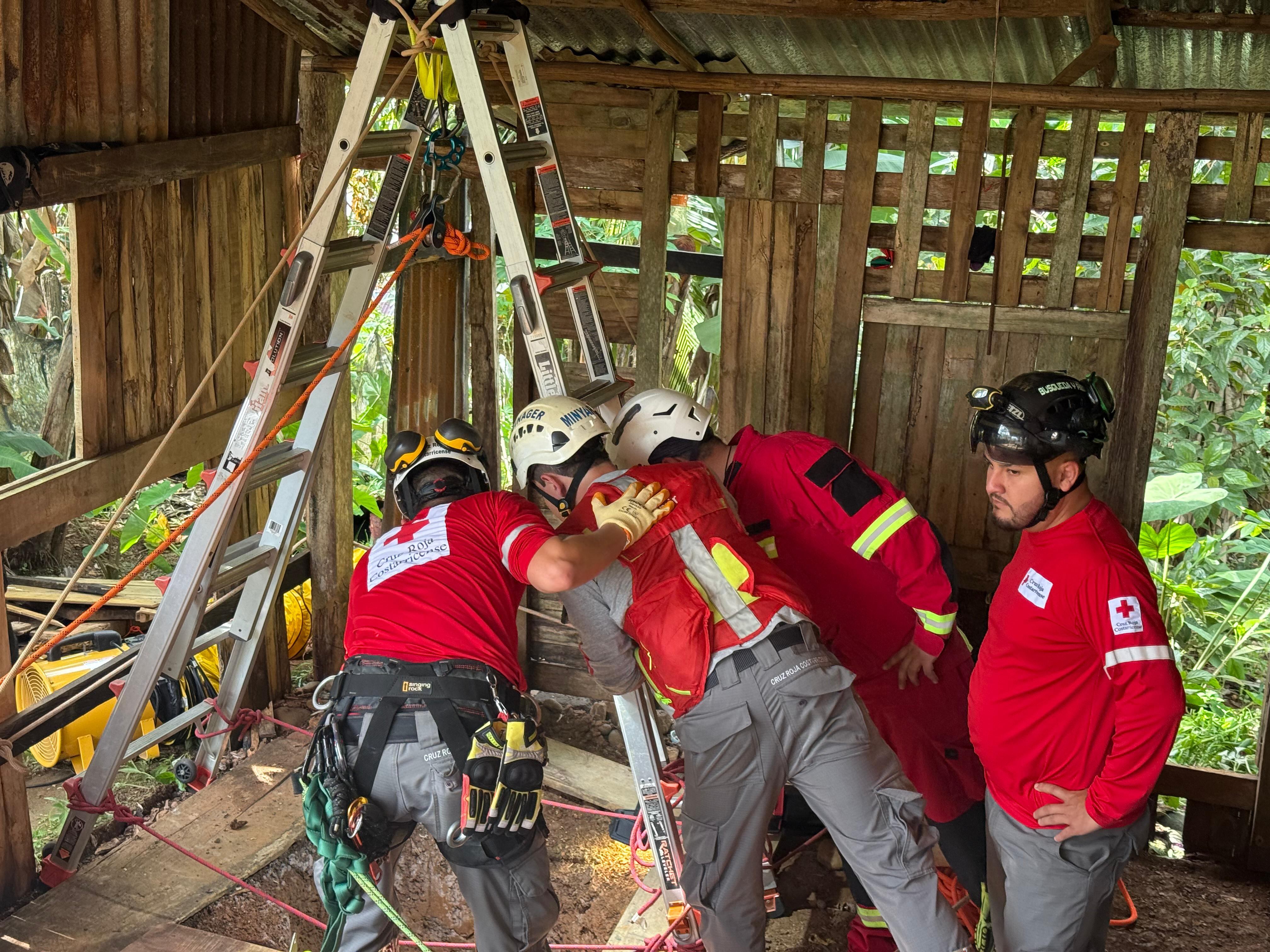 Más de 20 socorristas participan en el rescate de un niño de dos años que cayó a un pozo en Pocosol de San Carlos.