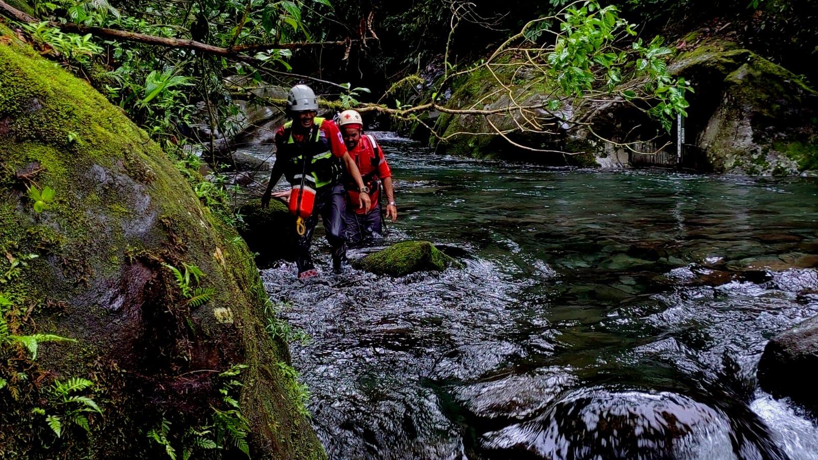 Dos pescadores son rescatados tras quedar atrapados por la corriente en Sarapiquí.