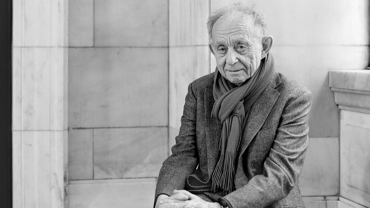 El cineasta Frederick Wiseman en la New York Public Library, tema de una de sus grandes películas documentales.