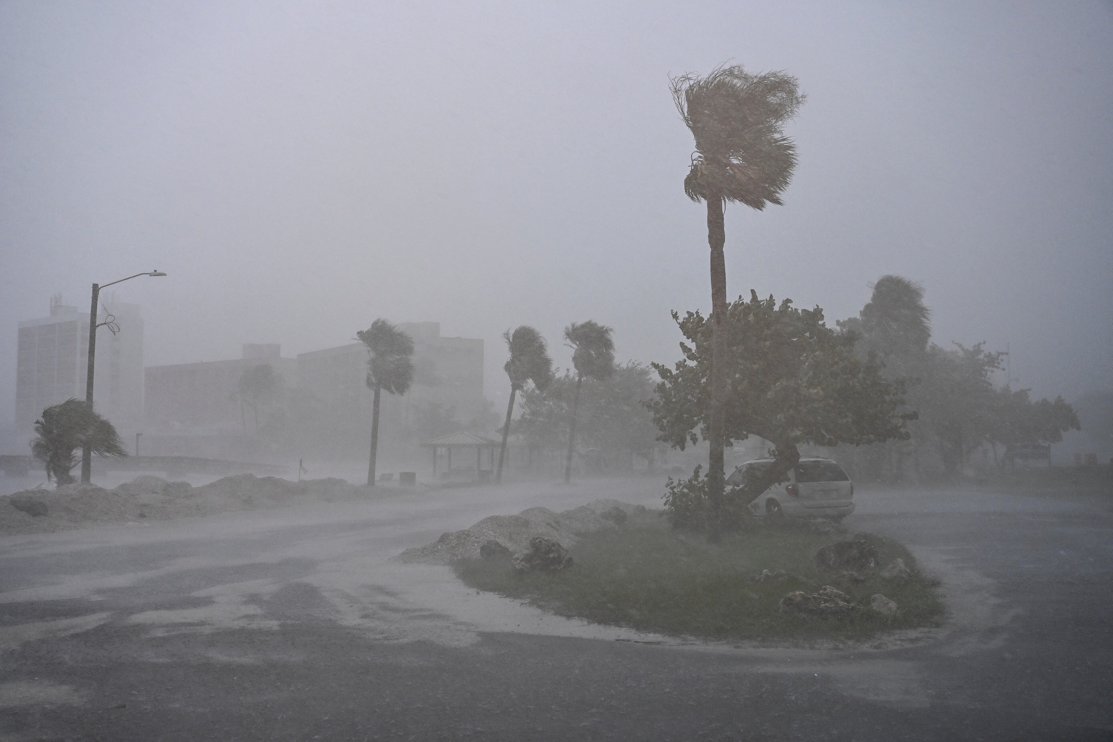 El huracán Milton avanza a 130 mph la tarde de este miércoles a tan solo horas de tocar tierra. Las palmeras y el agua en el carretera demuestra la fuerza de las tormentas previas.