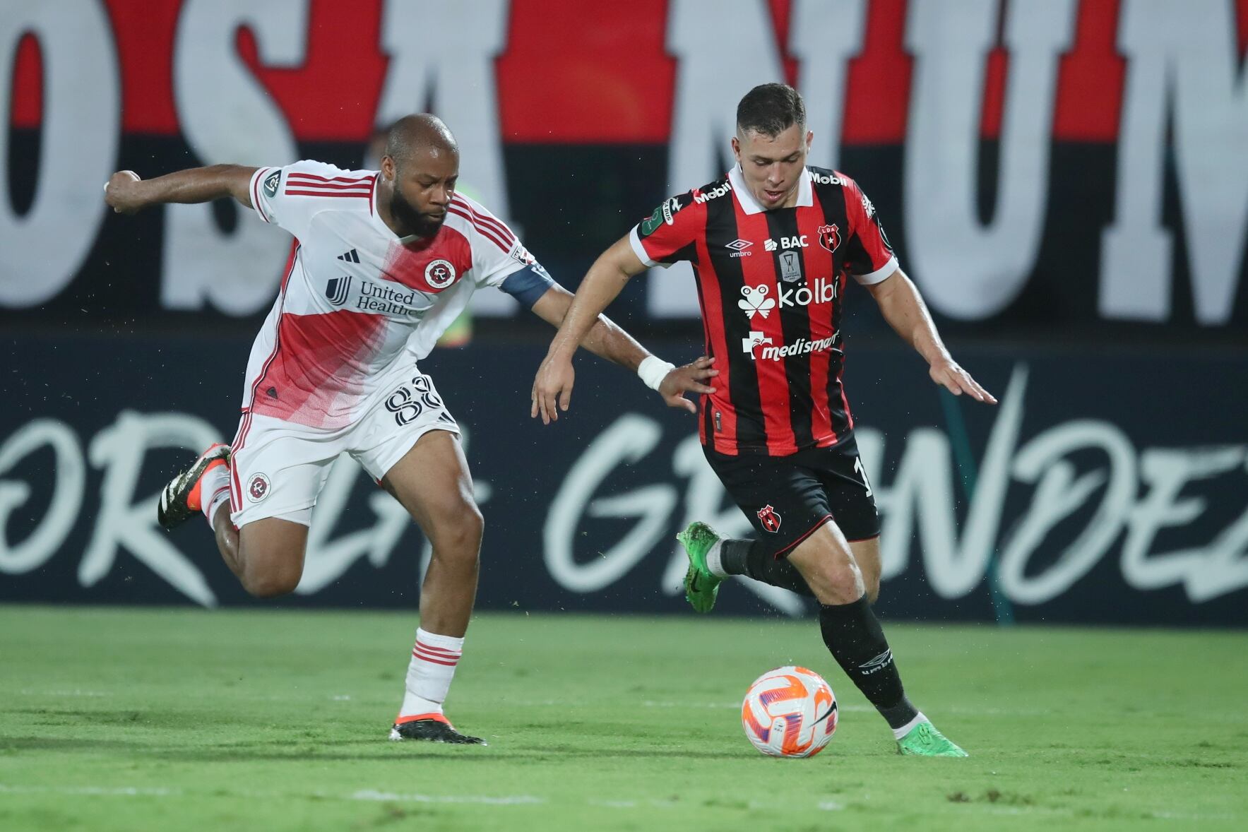 12/03/2024/ juego de vuelta entre Liga Deportiva Alajuelense vs New England Revolution por la CONCACAF Champions Cup en el estadio Alejandro Morera Soto donde el técnico Alexandre Guimarães vuelve al fútbol de Costa Rica dirigiendo a la Liga / Foto John Durán