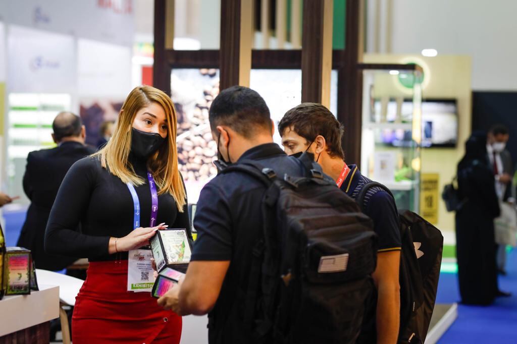 La empresaria, Eugenia Sánchez, coopropietaria de la marca 'El Gusto Foods', promueve las bondades de sus productos, así como de Costa Rica, en diversas ferias internacionales. Foto: Cortesía