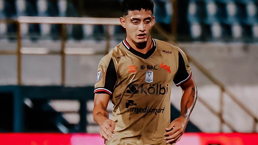 Daniel Chacón presenta menos dolor y la rodilla no la tiene inflamada, luego del partido entre Diriangén y Alajuelense en Nicaragua.