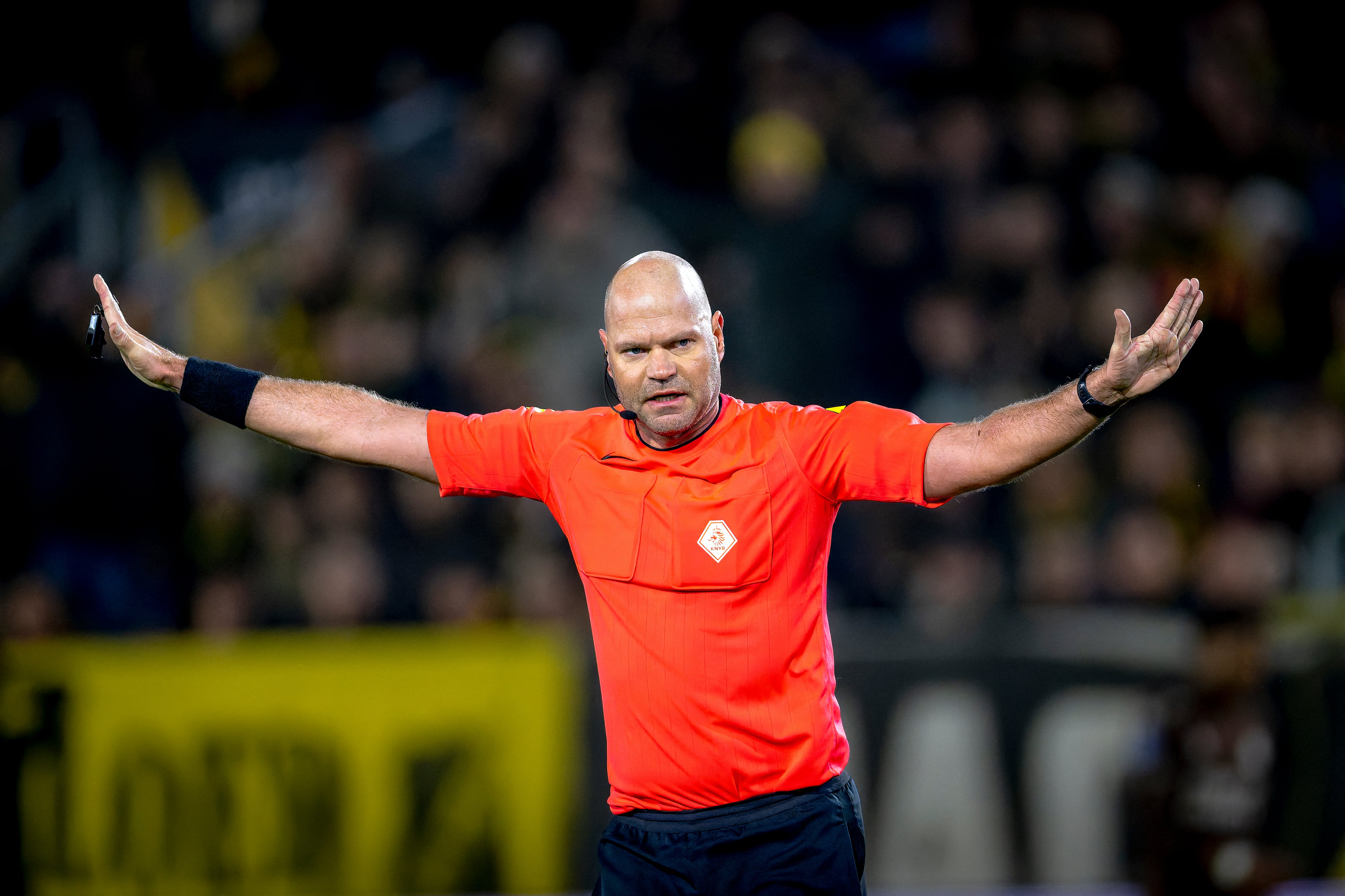 El árbitro Rob Dieperink dirige el partido entre NAC Breda y SC Telstar en el estadio NAC Rat Verlegh, correspondiente a la temporada 2025-2026 de la Eredivisie VriendenLoterij, en Breda, Países Bajos, el 20 de diciembre de 2025. (Foto: Marcel van Dorst/EYE4images/NurPhoto). (Foto: Marcel van Dorst/NurPhoto vía AFP).