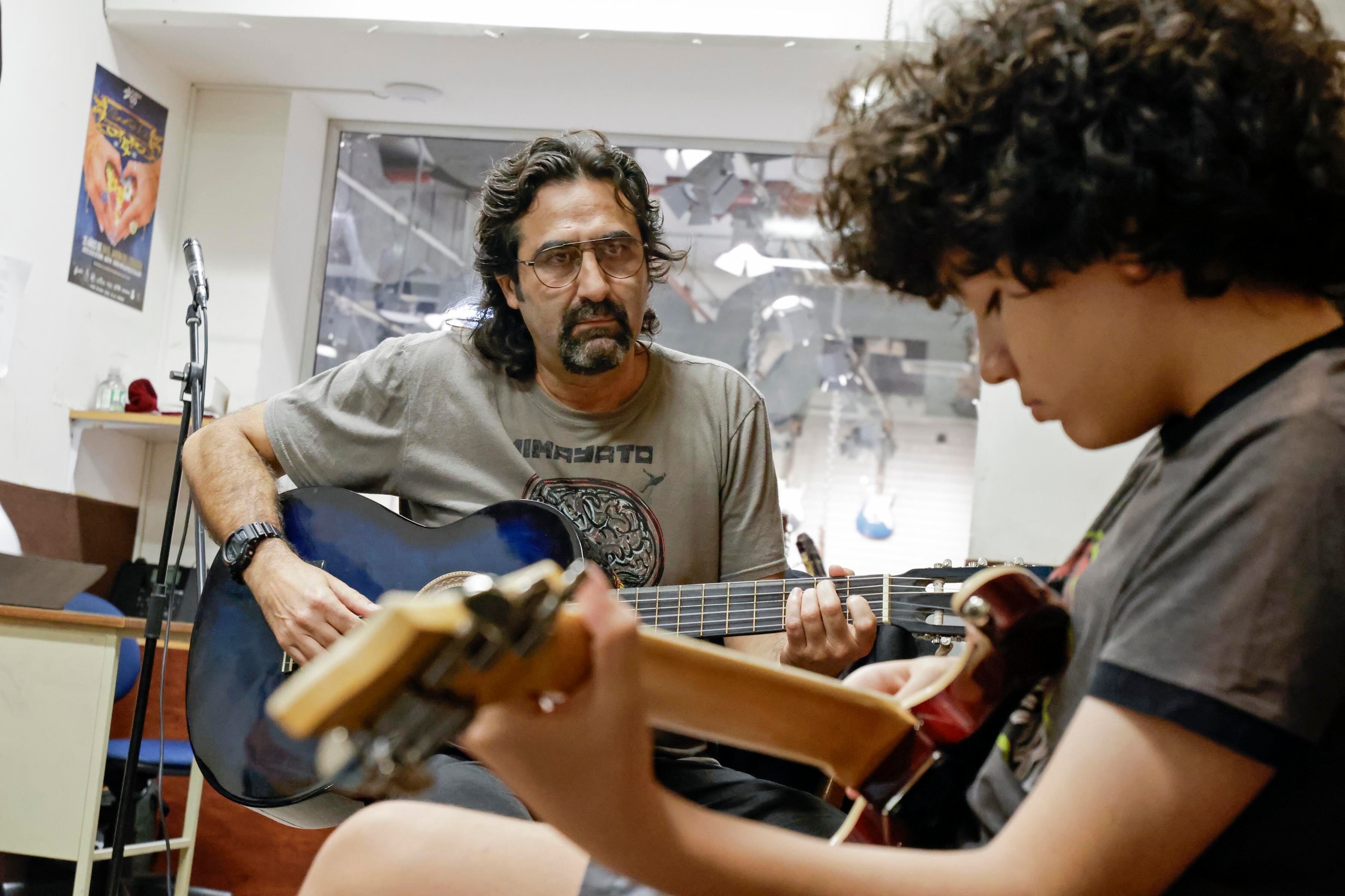Abel Guier en su trabajo como profesor de música