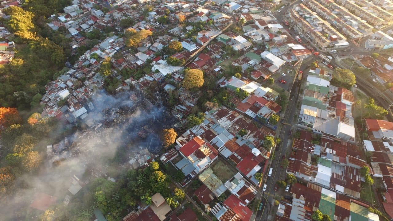 15/1/2020. Guararí. Un incendio afectó al menos 150 ranchos en Guararí de San Francisco de Heredia. Unos 100 bomberos se encargaron de atender la emergencia que comenzó a las 2:38 a. m. Foto: Bomberos para LN