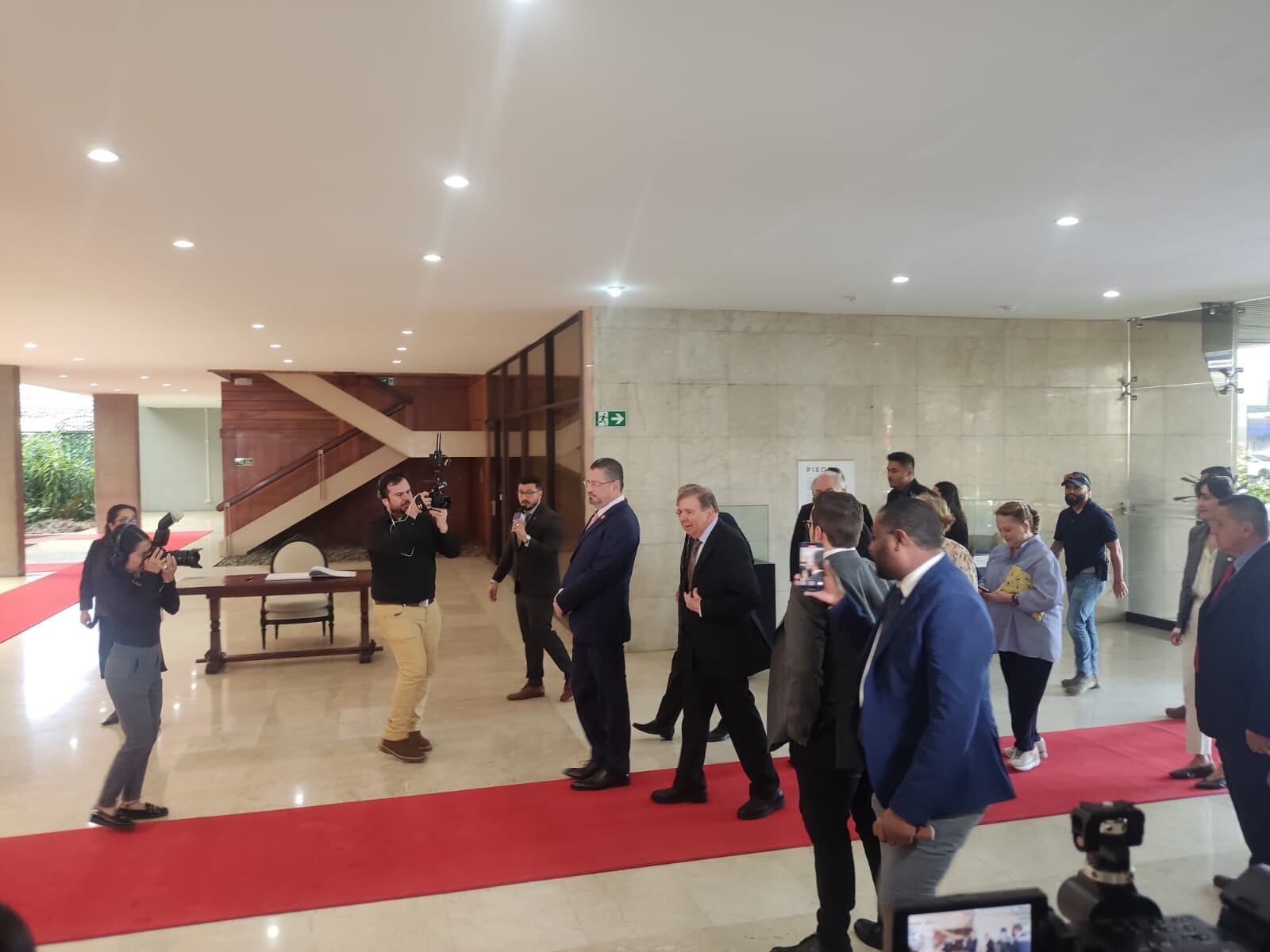 El presidente Rodrigo Chaves ingresó a Casa Presidencial, en Zapote, acompañado por el líder opositor venezolano, Edmundo González Urrutia.