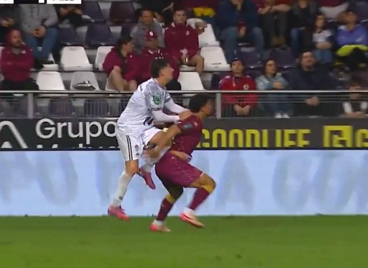 Luis José Hernández va a la marca de Ariel Rodríguez, en el partido entre Saprissa y Pérez Zeledón. El generaleño vio la tarjeta roja en esta acción.