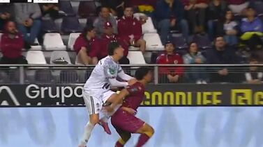 Jugador de Saprissa recibió peligrosa falta similar a la que casi deja a Neymar en silla de ruedas (video)
