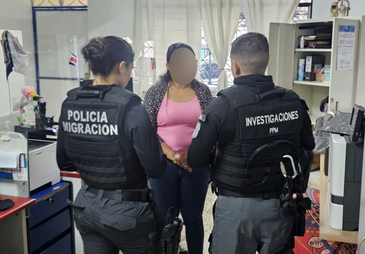Autoridades arrestaron a funcionaria de la oficina de Migración en Limón tras allanamientos en su vivienda y puesto de trabajo.