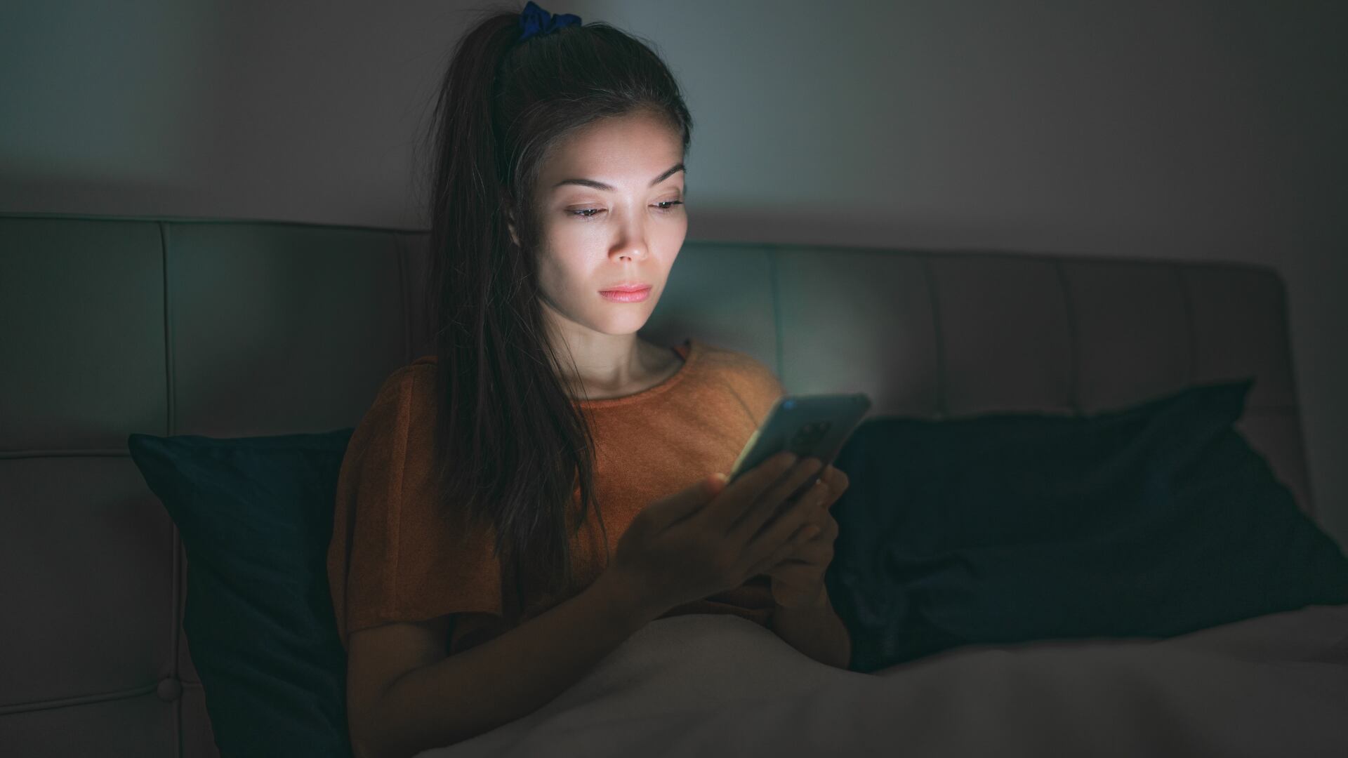 La violencia digital impacta la salud emocional y puede escalar a agresiones fuera de internet; reconocerla a tiempo es clave.