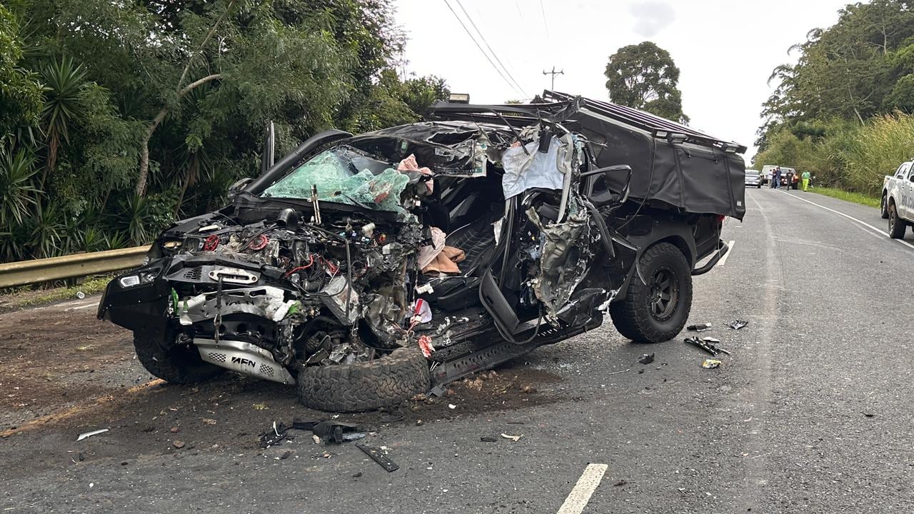 El vehículo donde viajaba el diputado y candidato presidencial del Partido Liberal Progresista, Eli Feinzaig quedó destruido.