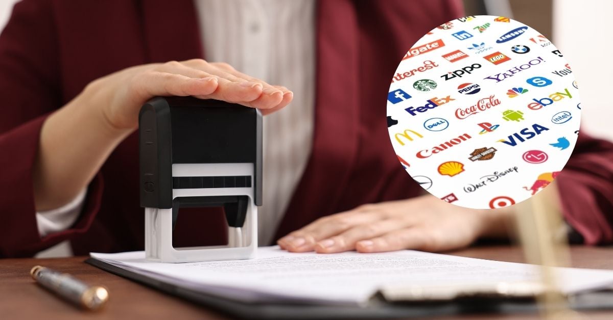 En la imagen alguien sellando un documento y marcas comerciales.