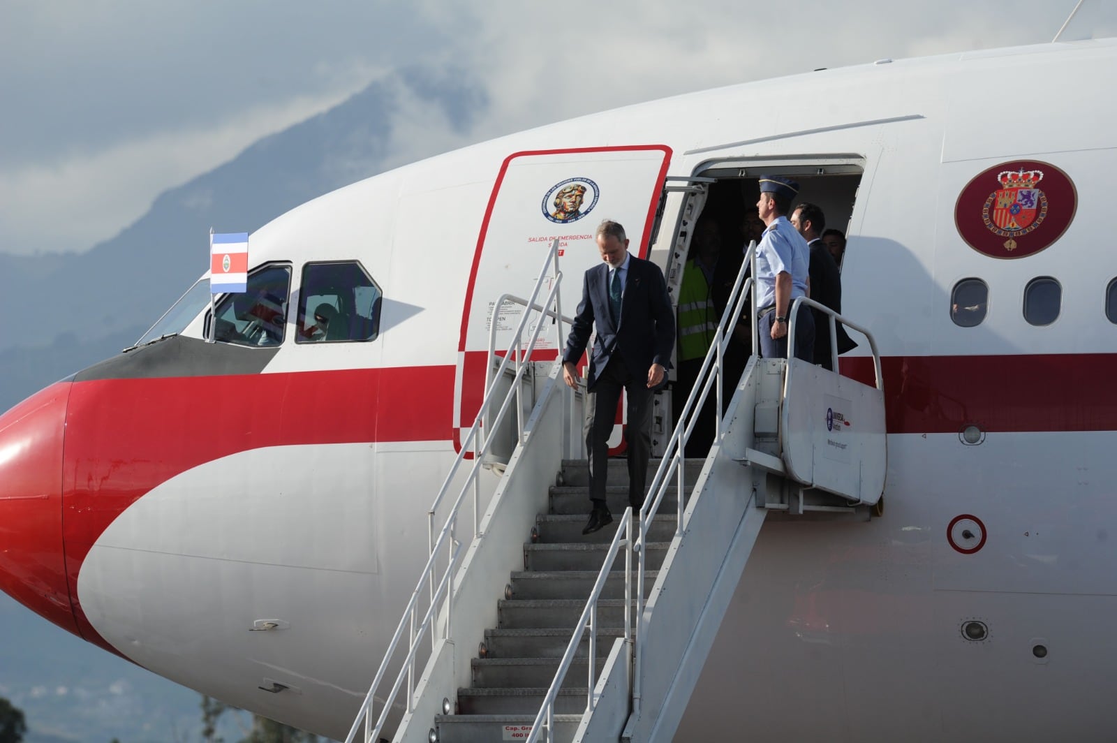 El Rey Felipe VI de España aterrizó este jueves 7 de mayo en el Aeropuerto Internacional Juan Santamaría para asistir a la toma de posesión de la presidenta electa, Laura Fernández, en su sexta participación en una ceremonia de ese tipo en Costa Rica.