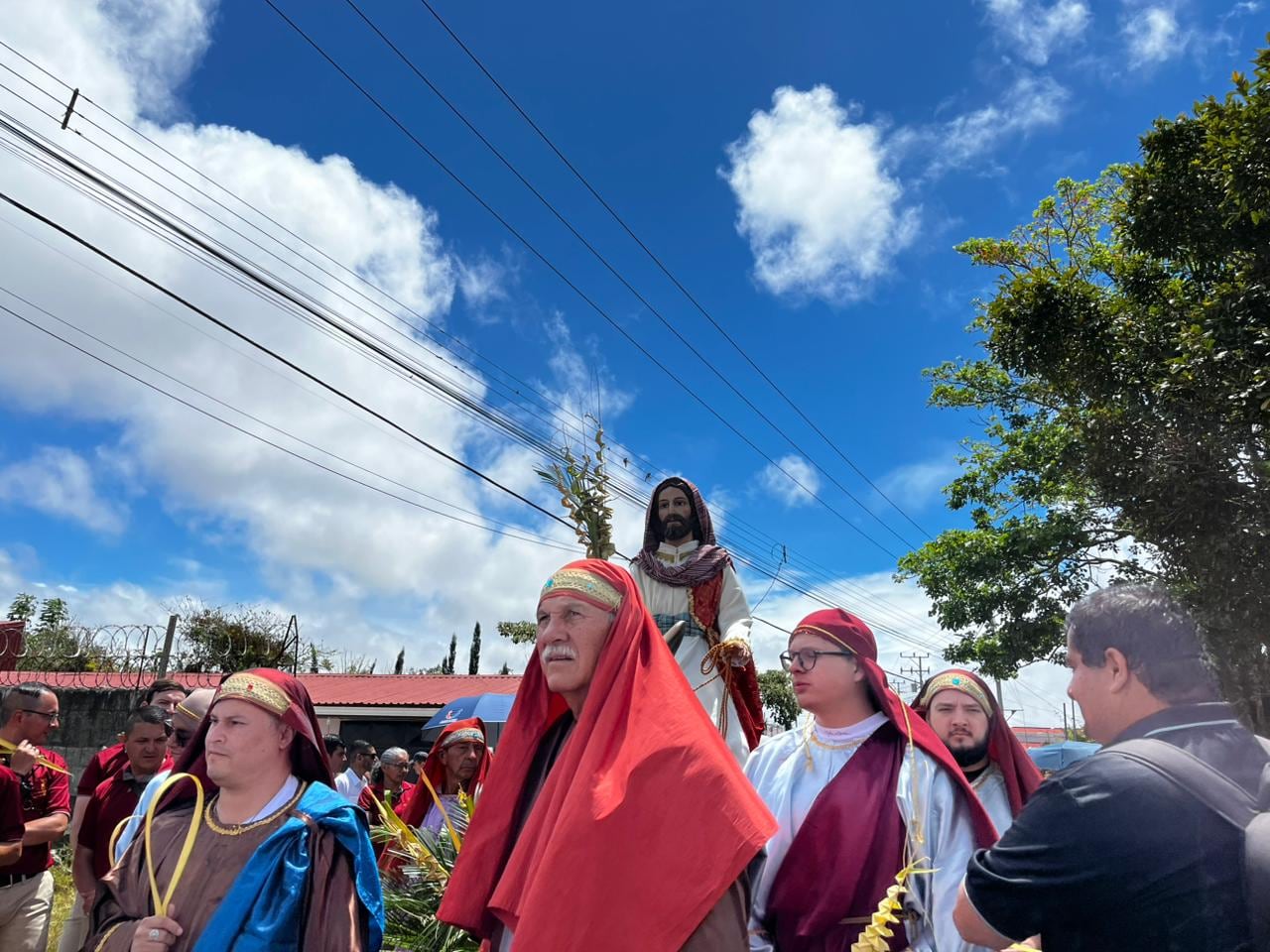 Fieles participan en la celebración de Domingo de Ramos en la parroquia San Francisco de Asís, en Agua Caliente de Cartago.