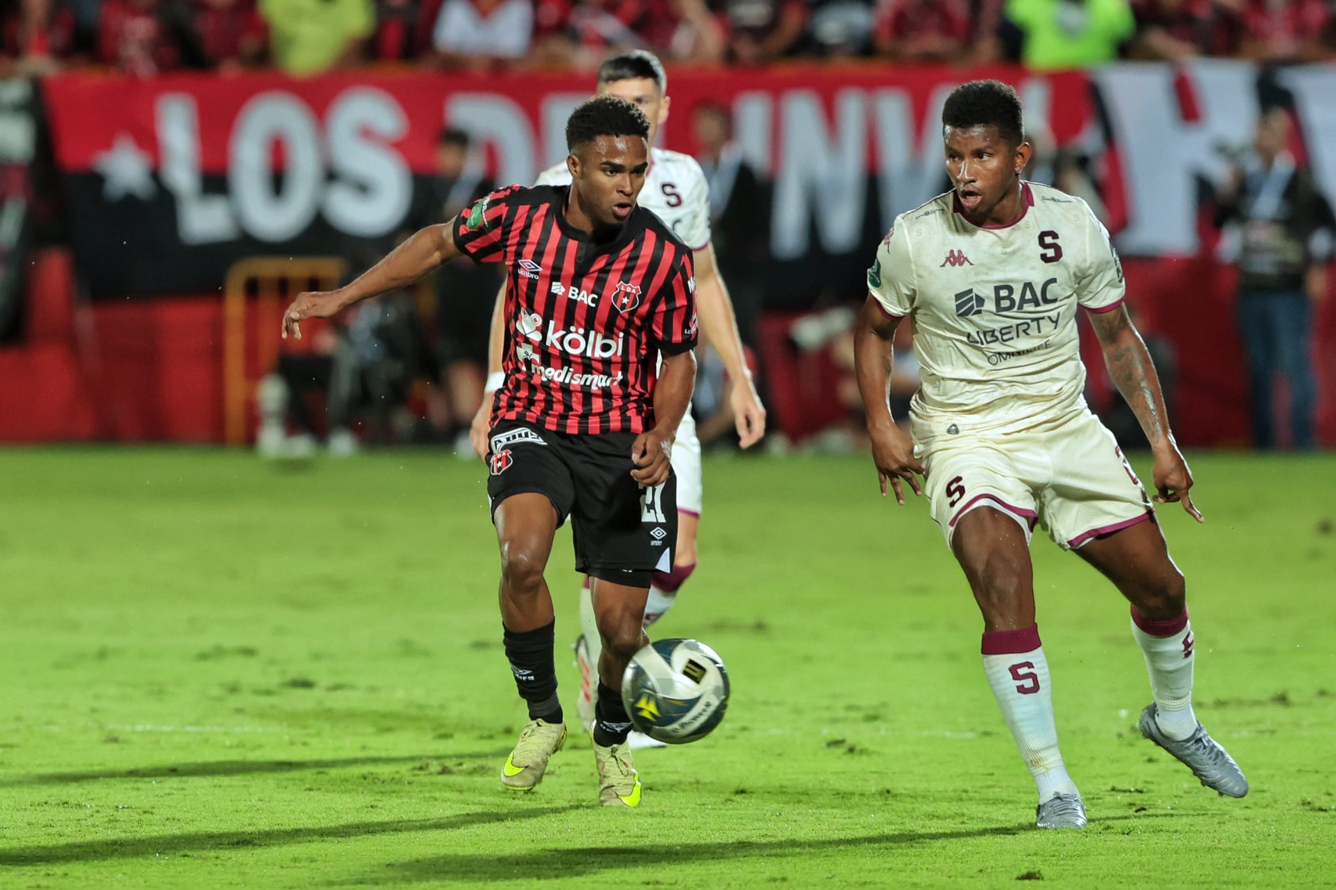 20/12/2025/ partido de ida entre Liga Deportiva Alajuelense vs Saprissa por el partido de vuelta de la final del Torneo apertura de la Liga Promerica 2025 en el estadio Alejandro Morera Soto / foto John Durán