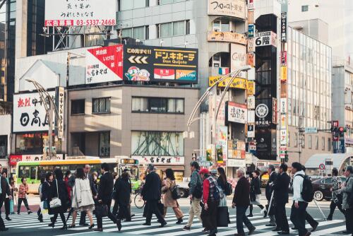 Japón podría analizar normas sociales corporativas pasadas de moda que desalientan a las mujeres a la hora de tener hijos. También, usar herramientas de política pública, como abrirles las puertas a más migrantes.